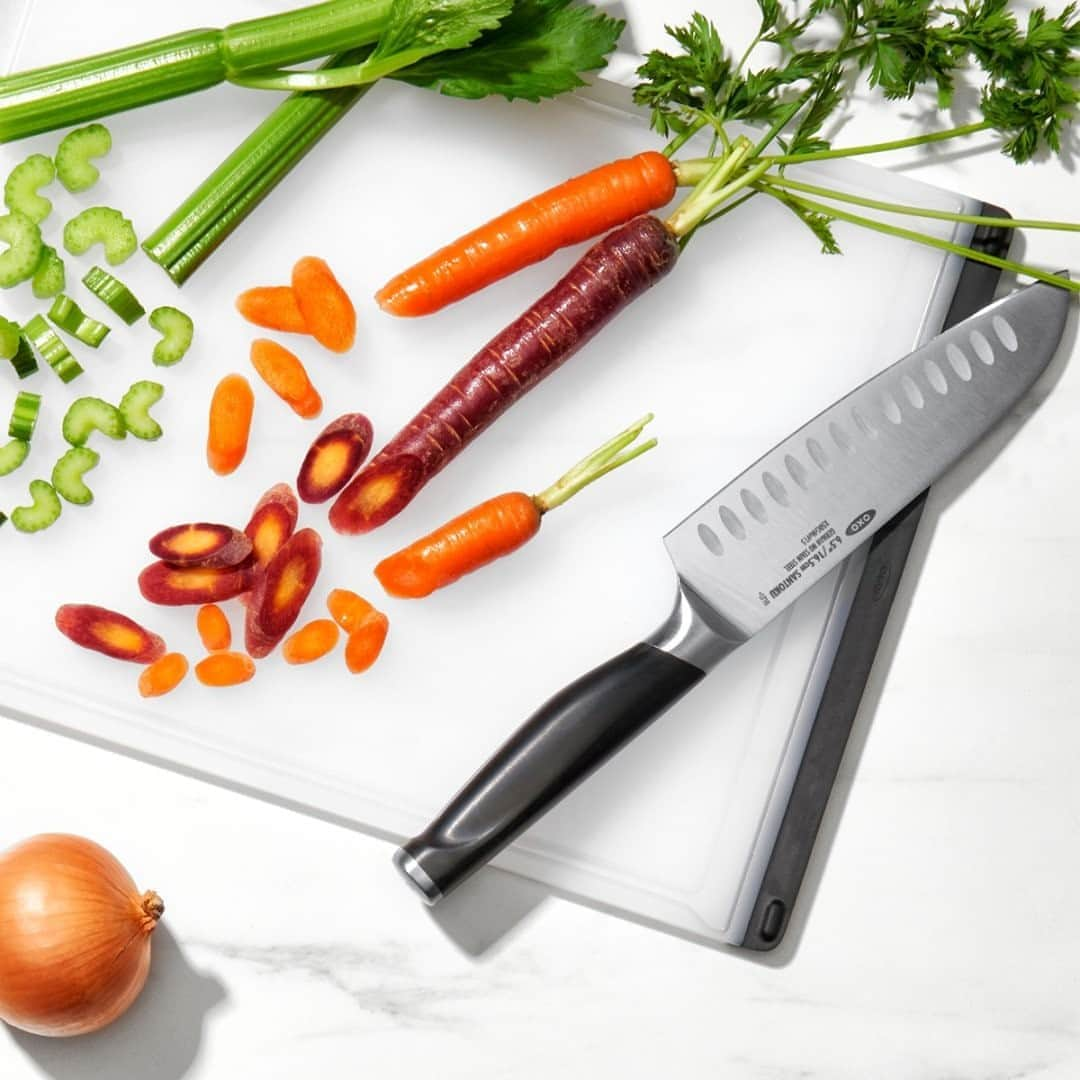 OXOさんのインスタグラム写真 - (OXOInstagram)「There are a lot of knives out there, which can make prep work pretty confusing. We created this handy guide so you always know which knife to reach for.   Pictured: Santoku Knife, perfect for chopping vegetables and mincing herbs. Its indentations prevent food from sticking while you work. Learn more through the link in bio.」10月14日 3時15分 - oxo