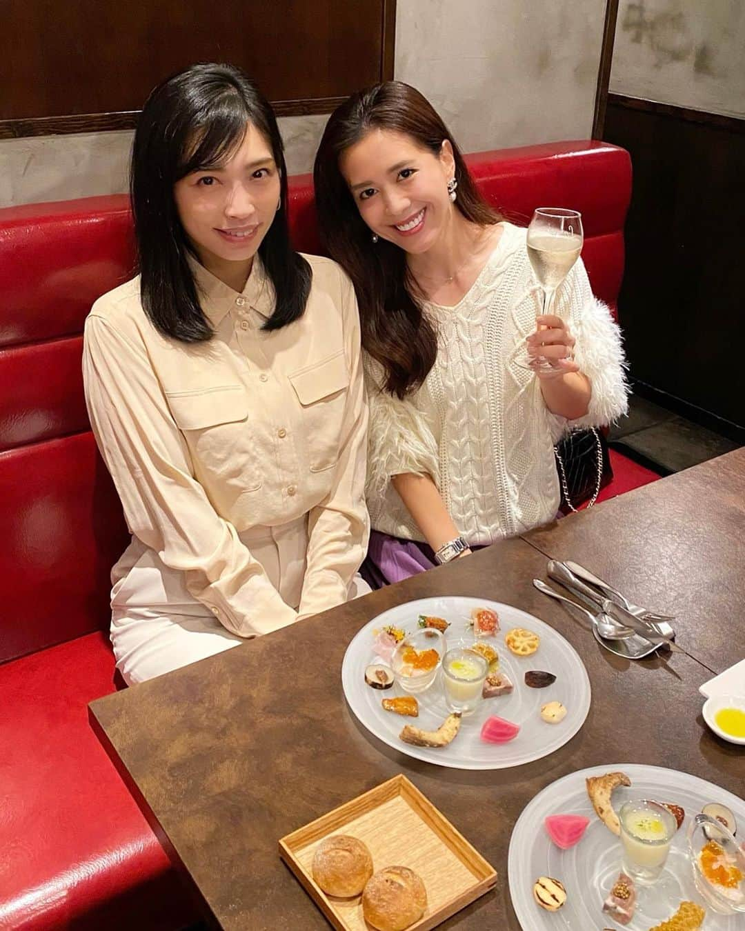 黒田麻理耶さんのインスタグラム写真 - (黒田麻理耶Instagram)「. 8ヶ月ぶりの再会👩‍❤️‍👩 . 先週土曜日、ひとみん(@hitomi0502_u)と 西麻布の「オッジダルマット」でランチしました🍝 . 実に8ヶ月ぶり‼️ 今まで定期的に会っていたから… 久々過ぎていつも以上に楽しかったね🥺💓 . オッジダルマットといえばフルーツの冷製パスタ❣️ この時期は洋梨でした🍐美味しかった〜😋 . 昼間からスパークリング飲み放題にして、 美味しい物食べて、笑って、 幸せいっぱいの土曜日でした〜☺️❤️ . #オッジダルマット  #OGGIDALMATTO #西麻布  #西麻布ランチ  #西麻布イタリアン #六本木  #六本木ランチ  #六本木イタリアン #スパークリングワイン飲み放題」10月14日 14時21分 - mariya_kuroda