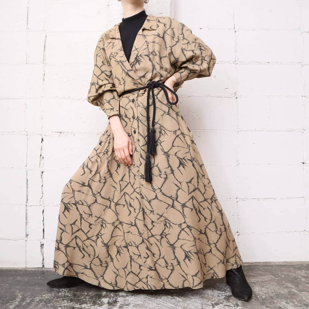 のインスタグラム：「. Pattern Open Collar Dress  #orfeo #kichijoji #tokyo #vintage #used #fashion #coordinate #outfit  お問い合わせはインスタグラムのプロフィール掲載のメールアドレスにお願いいたします。コメント、DMでのお問い合わせは受け付けておりませんのでご了承ください。 ONLINE SHOPの商品も店頭にてご購入頂けます。気になる商品がございましたらスタッフにお声掛けください。  新型コロナウィルス感染拡大防止策を徹底した上で営業をしております。マスクの着用、入店時にアルコールでの消毒をお願いいたします。」