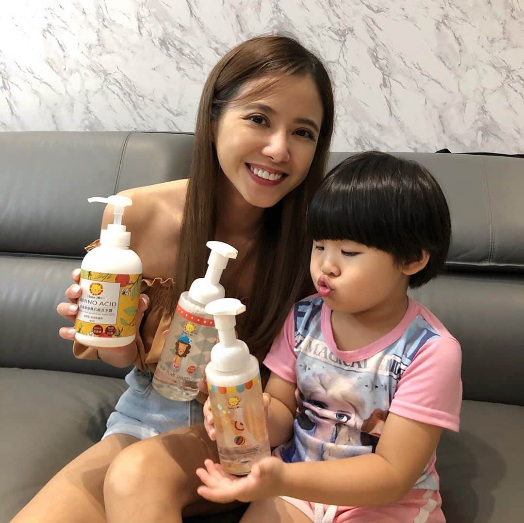 Miaのインスタグラム：「自從兩寶出生後，總是很擔心自己身上細菌會不小心傳給抵抗力弱小的她們，所以每天都是勤洗手整天洗不停！尤其防疫期間酒精跟抗菌消毒水也總是噴不停，整天下來手都非常乾澀有時候甚至過敏！ 兩寶都去學校上學後，也都很擔心她們帶了不同細菌回來交叉傳染，畢竟妹妹還小抵抗力更弱，所以回家第一件事就是洗手！ 但是又怕她們一下消毒一下洗手嫩嫩的手部會引起過敏，所以我挑選了「獅子寶寶 胺基酸修護抗菌洗手露」他是敏感性肌膚也可以使用的成分，溫和修護還有添加維他命E，可以強化肌膚、安心維持長時間防護罩 當然媽媽我是自己試了覺得可以才讓寶貝們洗手，洗完後不會有乾澀感，安心洗手不怕傷手還能同時修護肌膚！  他的主要成分為胺基酸介面活性劑，溫和又天然 使用CHG為全台各大皮膚科會用的消毒成分，更添加維他命E可以強化修復手部水脂保護膜！讓寶貝們的手手永遠都能嫩嫩的❤️  不止洗手，全身上下都要嚕啦啦清潔乾淨！ 所以我又試了「獅子寶寶 金盞花洗沐系列」用「獅子洗頭 洗髮慕斯 」跟「大象愛玩水 沐浴慕斯」幫寶貝們洗頭洗澡～姐妹們看到動物圖案都很興奮一直抱著兩瓶當玩具一起洗澡不肯放下來😂 主要成分是Cosmos西班牙有機金盞花萃取跟橄欖葉萃取，可以提升肌膚保濕度修復肌膚彈性降低陽光的傷害！Cosmos天然認證洗淨成分避免過度清潔，低敏又溫和裡面也加了維他命B5提升肌膚保濕修護作用！ 重點是他的金盞花味道聞起來真的很舒服❤️寶貝們洗起來全身香噴噴的晚上也能睡一個好覺～寶貝們用的開心！媽咪們也能用的安心❤️  獅子寶寶 https://www.instagram.com/babylion_tw/ 哪裡買？ https://bit.ly/3k7dYO9  #獅子寶寶 #一輩子的好朋友 #開學防疫 #防疫新生活 #居家防護」