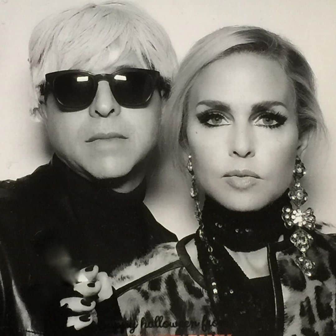 レイチェル・ゾーのインスタグラム：「Getting in my #halloween state of mind .. This was a fun costume and evening with friends I am missing so much 😭  #andywarhol #ediesedgwick 🎃 🖤 @rbermanus」