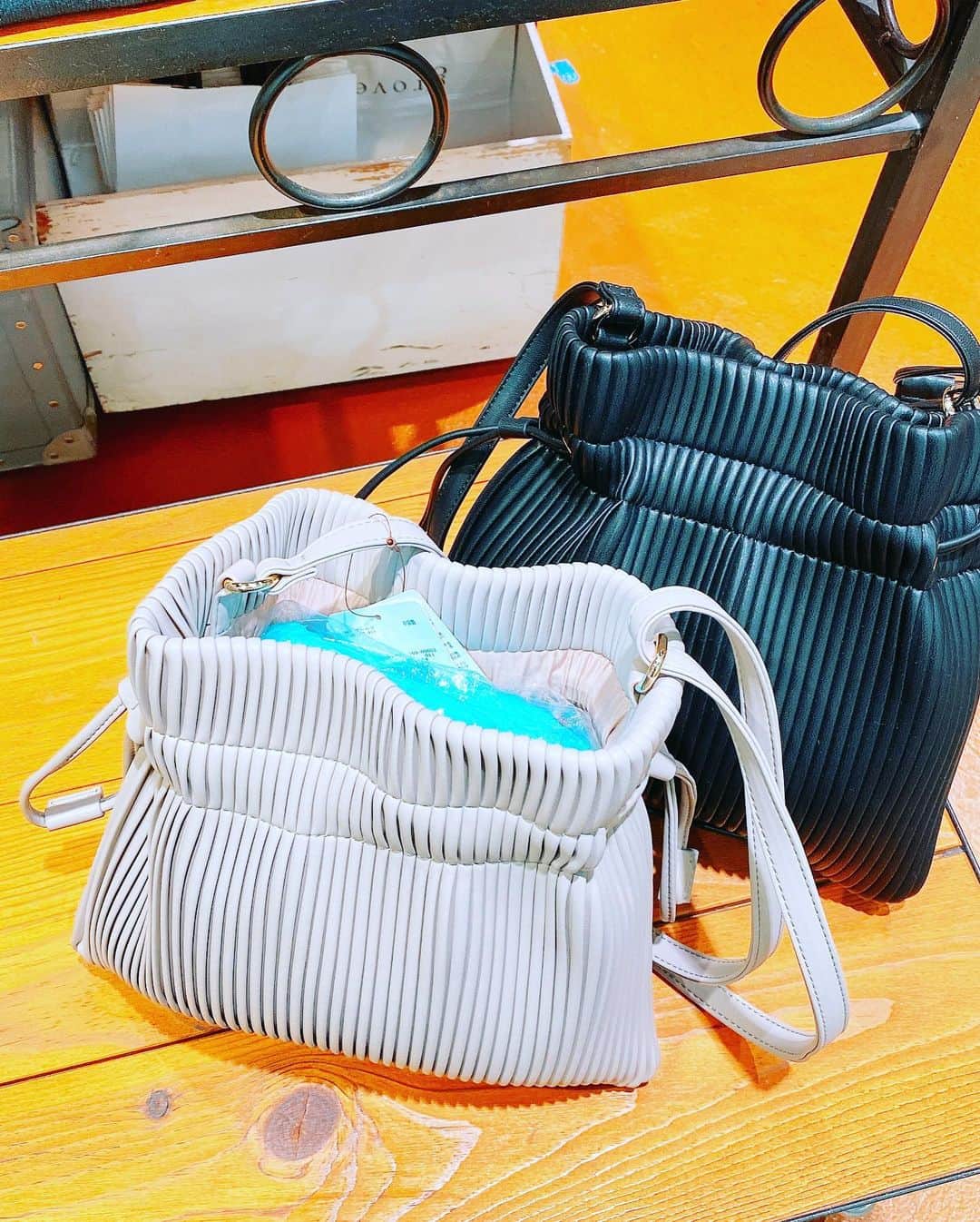 ちゃたさんのインスタグラム写真 - (ちゃたInstagram)「shop巡り  化粧品コーナーは何時間でも見てられそうだけど、お昼ご飯と念願のケーキ🍰をたべて帰宅。  おばあちゃんの施設に秋冬物届けてきた。 コロナでずいぶん会ってない。 リモートで室内で電話はできるけど、今日は入浴介助の日でお風呂中で顔見れなかった。   #ショッピング #l4like #shopping  #shop #日用品 #雑貨屋 #ショップ #コスメ #激安 #雑貨好きな人と繋がりたい  #雑貨屋さん #御用達 #mama #アイテム #プチプラ #ファッション #買い物 #コスパ #コスメ #diy #アンティーク  #レトロ #discoat #雑貨好き #小物 #可愛い #雑貨店 #300円ショップ #プランター #洋服屋さん　#generalstore」10月14日 12時59分 - c.h.a.t.a.13