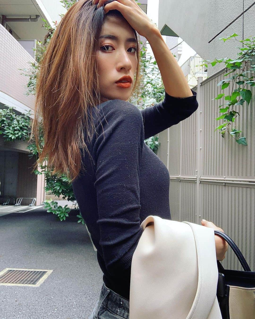 柳めぐみのインスタグラム：「. . 🖤🖤🖤 . #outfit #wardrobe  #大人スタイル #大人コーデ  #チョロの毛すごい #コロコロじゃ間に合わない」