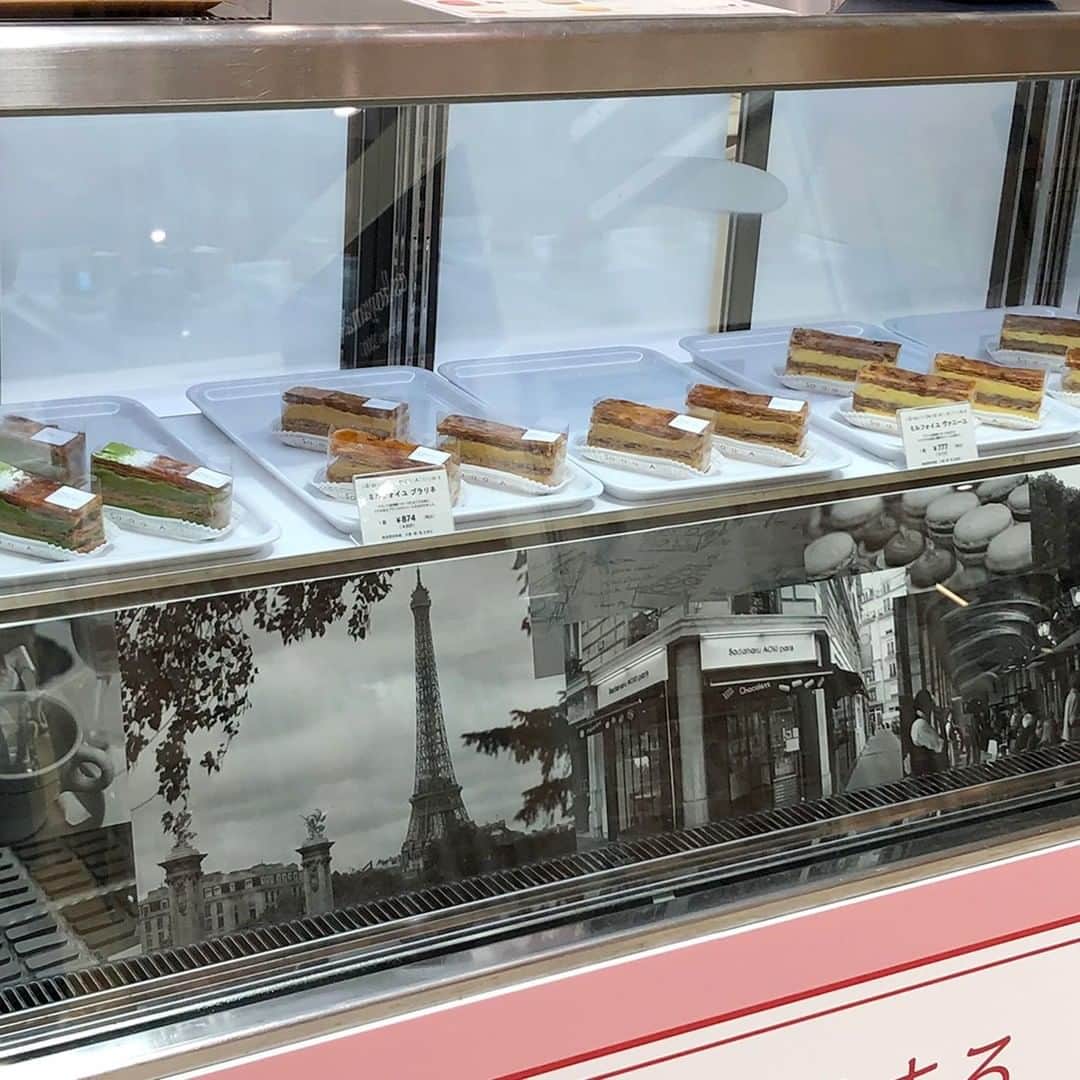 pâtisserie Sadaharu AOKI parisさんのインスタグラム写真 - (pâtisserie Sadaharu AOKI parisInstagram)「本日より阪急百貨店うめだ本店にサダハルアオキが出店中！ . 人気のケーキをはじめ、アオキのスペシャリテであるパリ直輸入のマカロンなどを販売しております。 . オススメはフランス産発酵バターで仕立てたサクサクのフィユタージュが美味しい「ミルフォイユ ヴァニーユ」！ パティスリーならではの繊細な食感の生地は、口に含むとほろほろと崩れ、 濃厚なクレームパティシエールと溶け合います。 その他、「ミルフォイユ マッチャ」と「ミルフォイユ プラリネ」もご用意。 特に「ミルフォイユ プラリネ」はケーキショーだけでの販売となりますのでお見逃しなく！ . その他、カラフルなパリ直輸入マカロンや、 さらにケーキショーで初お目見えのコンフィチュール、 「 フレーズ フジナツキ エ シトロン」も今後販売予定です！ ぜひお立ち寄りください！ 催事は10月19日（月）まで。 . 【開催場所】　阪急百貨店うめだ本店　９階催事場 【開催期間】　１０月１４日（水）～１０月１９日（月） ※最終日は午後6時まで . ※イベントに関する詳細は阪急百貨店うめだ本店までお問い合わせください。 . #sadaharuaoki #サダハルアオキ #パティスリーサダハルアオキパリ  #デザート #デザート部 #スイーツ #インスタスイーツ #スイーツ部 #スイーツ巡り #スイーツテロ #インスタ映えスイーツ #大人スイーツ #ティータイム #差し入れ #大人スイーツ  #阪急梅田ケーキショー  #阪急うめだ本店  #ケーキショー #cakeshow  #ミルフォイユヴァニーユ #ミルフォイユマッチャ #ミルフォイユプラリネ #コンフィチュール #コフレアソーティモンドゥビスキュイ #限定ケーキ  #マカロン  #抹茶のスイーツ  #抹茶」10月14日 13時00分 - sadaharuaoki_official