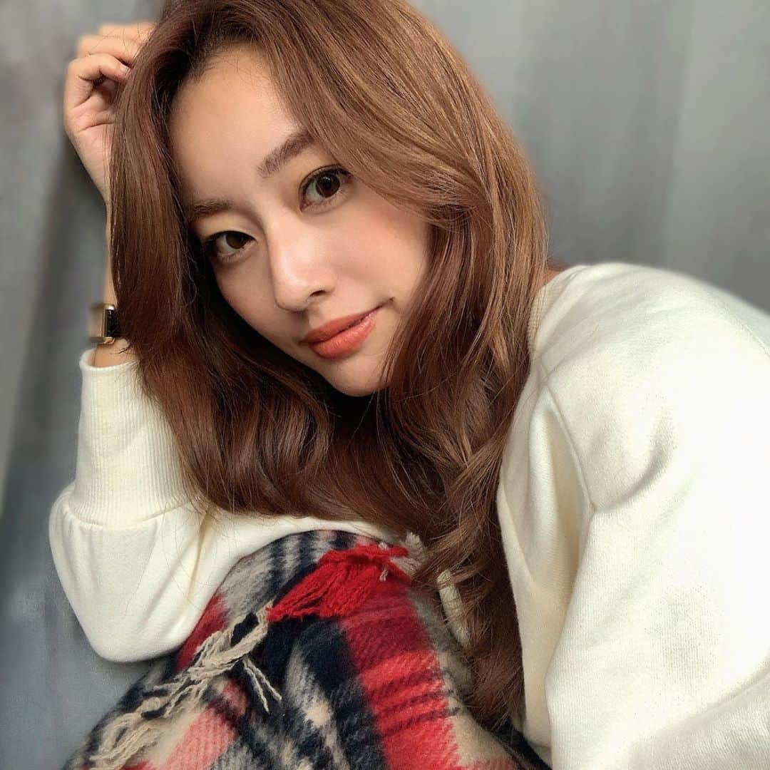 のインスタグラム：「今日のリップは、オサジ　@osaji__ の秋冬コレクションの💄足音です☺️✨  オレンジがかった温かい🍊色。深みもあるから秋冬のお洋服にもぴったり☺️☺️☺️  また他のリップもご紹介しますね❤️  ． ． ＿＿＿＿＿＿＿＿＿＿ #オサジ #オサジメイクアップコレクション #お気に入りコスメ #秋冬コスメ#コスメレビュー #makeup #instabeauty #osaji  #오운애티튜드 #화장품 #뷰티스타그램 #메이크업 #메이크업스타그램   thanks @osaji__  @rina_kina」