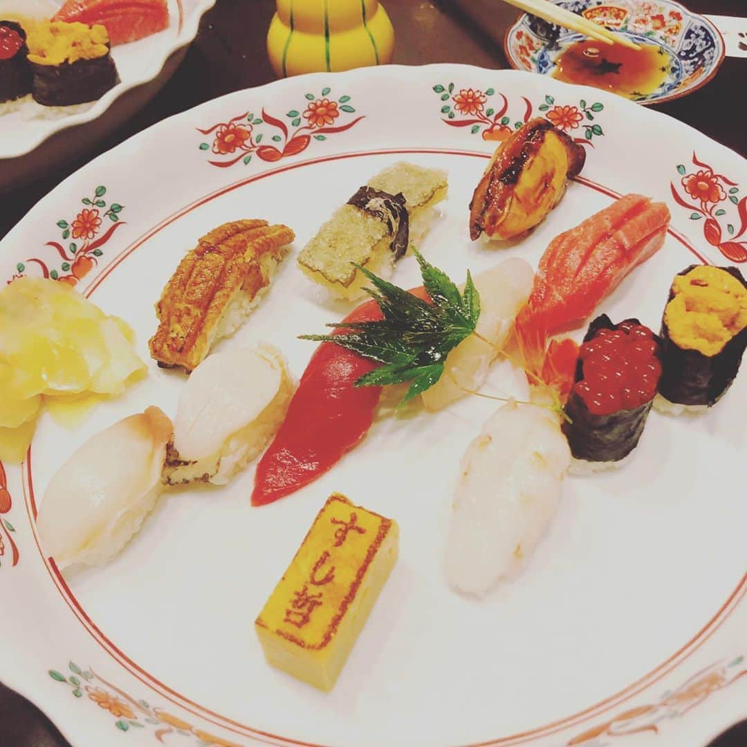 江藤あやさんのインスタグラム写真 - (江藤あやInstagram)「仙台食べ物編🍴  お寿司🍣美味しかったなぁ。 旅館、ニュー水戸屋さんのお食事は全部美味しくて大満足でした。 お鍋のセリが大好き😊 温泉♨️も露天風呂もたくさんあって楽しめました。  おはぎが有名と聞いて、あんこ大好き娘はテンションあがりまくり😆 なんと！田舎にある普通の小さなスーパー『主婦の店　さいち』って看板が‼️その中におはぎコーナーがぎっしり。めちゃ並びました！いいなぁ、こういうローカル感😌 つぶあんたっぷりで、甘さも絶妙で、美味しかったです。安いのが魅力ですね✨  仙台と言えば、言わずもがな「萩の月🌕」が定番ですが、「喜久福」（生クリーム大福）もオススメ✨ 特にずんだ生クリーム大福が好き💕  残念ながら、牛タンは長蛇の列だったので食べられませんでした😭 次回の仙台に取っておきます。  gotoキャンペーン、ありがとうございました🙇‍♀️ あ〜楽しかったな〜♬とってもリフレッシュ出来ました✨ 感謝💗  #仙台 #ニュー水戸屋  #萩の月 は鉄板 #喜久福 #セリ鍋 #秋保温泉 #おはぎ 大好き #さいちのおはぎ」10月14日 13時05分 - ayayakko19