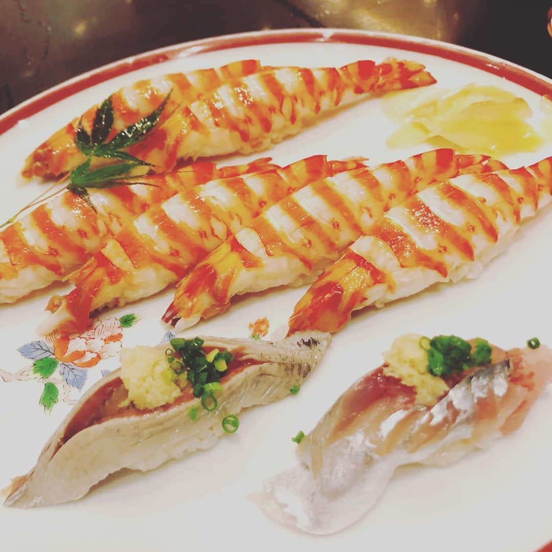 江藤あやさんのインスタグラム写真 - (江藤あやInstagram)「仙台食べ物編🍴  お寿司🍣美味しかったなぁ。 旅館、ニュー水戸屋さんのお食事は全部美味しくて大満足でした。 お鍋のセリが大好き😊 温泉♨️も露天風呂もたくさんあって楽しめました。  おはぎが有名と聞いて、あんこ大好き娘はテンションあがりまくり😆 なんと！田舎にある普通の小さなスーパー『主婦の店　さいち』って看板が‼️その中におはぎコーナーがぎっしり。めちゃ並びました！いいなぁ、こういうローカル感😌 つぶあんたっぷりで、甘さも絶妙で、美味しかったです。安いのが魅力ですね✨  仙台と言えば、言わずもがな「萩の月🌕」が定番ですが、「喜久福」（生クリーム大福）もオススメ✨ 特にずんだ生クリーム大福が好き💕  残念ながら、牛タンは長蛇の列だったので食べられませんでした😭 次回の仙台に取っておきます。  gotoキャンペーン、ありがとうございました🙇‍♀️ あ〜楽しかったな〜♬とってもリフレッシュ出来ました✨ 感謝💗  #仙台 #ニュー水戸屋  #萩の月 は鉄板 #喜久福 #セリ鍋 #秋保温泉 #おはぎ 大好き #さいちのおはぎ」10月14日 13時05分 - ayayakko19