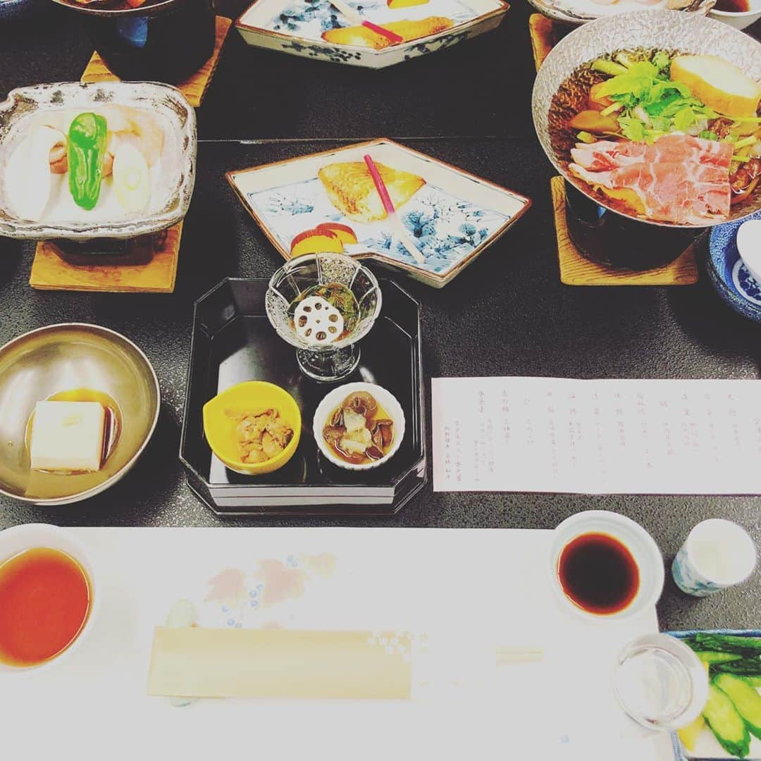 江藤あやさんのインスタグラム写真 - (江藤あやInstagram)「仙台食べ物編🍴  お寿司🍣美味しかったなぁ。 旅館、ニュー水戸屋さんのお食事は全部美味しくて大満足でした。 お鍋のセリが大好き😊 温泉♨️も露天風呂もたくさんあって楽しめました。  おはぎが有名と聞いて、あんこ大好き娘はテンションあがりまくり😆 なんと！田舎にある普通の小さなスーパー『主婦の店　さいち』って看板が‼️その中におはぎコーナーがぎっしり。めちゃ並びました！いいなぁ、こういうローカル感😌 つぶあんたっぷりで、甘さも絶妙で、美味しかったです。安いのが魅力ですね✨  仙台と言えば、言わずもがな「萩の月🌕」が定番ですが、「喜久福」（生クリーム大福）もオススメ✨ 特にずんだ生クリーム大福が好き💕  残念ながら、牛タンは長蛇の列だったので食べられませんでした😭 次回の仙台に取っておきます。  gotoキャンペーン、ありがとうございました🙇‍♀️ あ〜楽しかったな〜♬とってもリフレッシュ出来ました✨ 感謝💗  #仙台 #ニュー水戸屋  #萩の月 は鉄板 #喜久福 #セリ鍋 #秋保温泉 #おはぎ 大好き #さいちのおはぎ」10月14日 13時05分 - ayayakko19