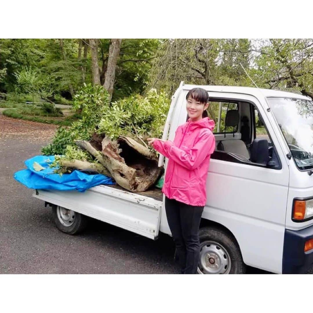 花柳まり草さんのインスタグラム写真 - (花柳まり草Instagram)「2020.10.11 【水戸徳川家✨第15代御当主様と①】 水戸徳川家第１５代当主、徳川斉正様にお誘い頂きまして、「徳川ミュージアム」にてボランティア活動をさせて頂きました🙇‍♀️💖✨  感じたこと箇条書きさせて頂きました。  お付き合いくださいませ😂  ■蜘蛛が好き 広大な徳川様の敷地で、まりちゃん史上一番大きくて綺麗な蜘蛛さんに遭遇しました。  模様が本当に綺麗なんです。  魚とか昆虫とか動物たちを見るといつも思うのですが「一体どこの誰がこんなに美しいデザインを施したのだろう」って。  こんなお衣裳があったら、すごく素敵だと思います。 色使い、模様のパターン、皮膚の素材感・・・。  どの子にしても、それぞれが完璧なんです。  作業の手を止めて、思わず写真を何度も撮ってしまいました。  美しかったです。  まりちゃんも、蜘蛛みたいな女性にもなりたいなって思います。 （猫とか鳥とか龍とか狐とかも好きですけど）  人間も、どちら様がデザインしたんでしょうね。  「人間って、自律運動する美しい人形みたいだな」ってたまに思うんです。 燃料は「魂」。  どのピースが欠けても、その動きには不都合が出てしまって、生命長らえることはできなくて。  だから、この不思議な、何者か（たぶん神様）に生かされた生命を精一杯生きたいなって思うんです。  ーーーーーー とにかく、感動と発見に溢れた1日となりました。  徳川様、ミュージアムの皆様、そしてこんな初心者をお仲間に加えてくださいました優しいボランティアスタッフの皆様、本当にありがとうございました😌💖✨  #水戸徳川家  #徳川斉政 様 #徳川ミュージアム  #蜘蛛 #美しい  #ボランティア」10月14日 13時16分 - marikusa.hanayagi