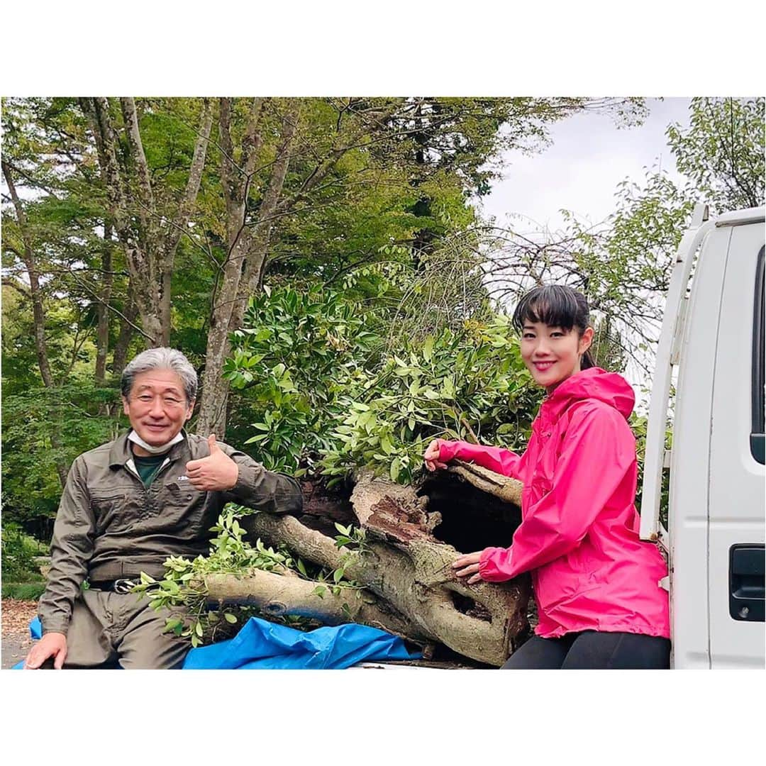 花柳まり草さんのインスタグラム写真 - (花柳まり草Instagram)「2020.10.11 【水戸徳川家✨第15代御当主様と②】 水戸徳川家第１５代当主、徳川斉正様にお誘い頂きまして、「徳川ミュージアム」にてボランティア活動をさせて頂きました‼️  幼い頃から時代劇が好きで、もちろん『水戸黄門』は俳優さんが変わっても見続けていたまりちゃん・・・。  まさか、現代の黄門様とご一緒させて頂ける日が来るとは思いもよりませんでした😆💖  とても光栄でございます🙇‍♀️🙇‍♀️🙇‍♀️  そして、都会のジャングルで育ちました不肖まりちゃんにとりまして、土いじりはほぼ初体験😆‼️  慣れないスコップ片手に、他のご参加の皆様の足だけは引っ張りたくない‼️と必死でございました💦  広大な敷地。 雄大な自然。  とても素晴らしい経験をさせて頂きましたので、そのことについて書かせて頂こうと思います📝  今回感じたこと、それは 「半径1メートルの小宇宙🍀」 「植物の生命力は、最強🌱」 ということです。  そこで体感したことによる「気づき」や「発見」。 当たり前のことばかりなのですか、自身がたいけんすると、本当に感動的なものでした。  何回かに分けて書かせて頂いておりますので、お付き合いください❣️  とにかく、感動と発見に溢れた1日となりました。  徳川様、ミュージアムの皆様、そしてこんな初心者をお仲間に加えてくださいました優しいボランティアスタッフの皆様、本当にありがとうございました😌💖✨  #水戸徳川家  #徳川斉政 様 #徳川ミュージアム  #ボランティア」10月14日 13時17分 - marikusa.hanayagi