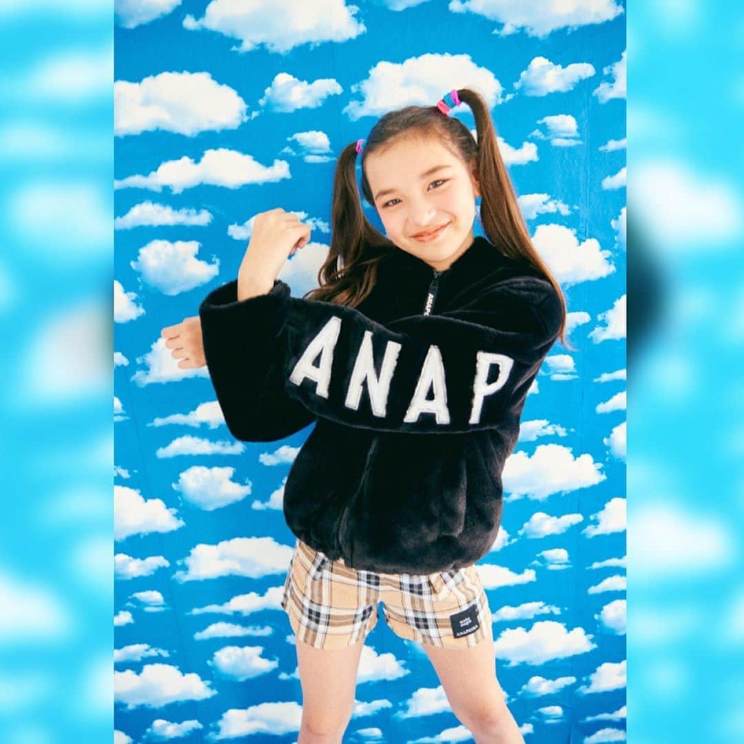 ニコ☆プチのインスタグラム：「ブランドアイテム特集のアザーカット📸﻿ ﻿ 空飛んでるみたいでかわいいでしょ？﻿﻿ ﻿ ﻿ ﻿ みんなは秋冬のお洋服、なに買った😝❓﻿ ﻿ ﻿ ﻿ #ニコプチ﻿ #浦田聖愛﻿ #中山あやか﻿ #葛西杏也菜﻿ #桧山ありす﻿」