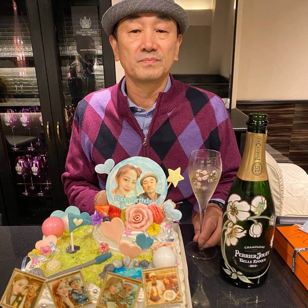夜のケーキ屋さん♥Juli　(エディブルフラワー協会) さんのインスタグラム写真 - (夜のケーキ屋さん♥Juli　(エディブルフラワー協会) Instagram)「エンリケさん×すーさん💕ケーキ🎂 : エンリケさんの周りやファンの方々に超絶な人気者の すーさん😳💓 @toshi_toshi_5 @eri.ogawa1102 : すーさんへのサプライズケーキを、エンリケさんとこっそり企画しました💓 エンリケさんとケーキデザインとか写真プレートとか打ち合わせして、すーさんが喜んでくれるようにワクワクしながら作成😆🎂 : 昨日YouTubeも公開されて「すーさんとサイゼリヤ行って求婚してみた！」って回の後半にケーキも登場します😳🎂 サイゼリヤのシーン笑いました～😆 https://m.youtube.com/watch?feature=youtu.be&v=XCRIQk4wvlI : エンリケさん、いつもありがとうございます😍💓 (新しい髪型、めっちゃかわいい～💓💓💓) : : : #エンリケ#すーさん#夜のケーキ屋さん #オーダーケーキ#写真ケーキ#銀座」10月14日 13時27分 - juli_sasa