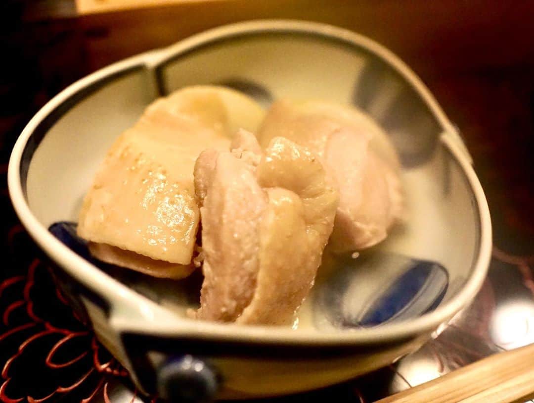 HIROYAさんのインスタグラム写真 - (HIROYAInstagram)「ジムのスポンサードをしてくださっている築地の御料亭「つきじ治作」 @tsukijijisaku 美味しい食事をいただきながら打ち合わせをさせていただきました。  名物の水炊きは鶏肉の出汁が味わい深く、締めの雑炊は感激する美味しさです。 そして今考案中という、その出汁を使ったカレー(写真8枚目)もいただきましたが、トリュフ粉チーズをかけて、カレーだけど出汁を生かした「和」の味わいになっていました。 完成が楽しみです^_^  いろんな国の美味しいご飯がありますが、日本の食事の素晴らしさを実感できるひと時でした。 つきじ治作は素敵な空間で素敵な食事を召し上がれます✨ 特別なひと時に是非ご利用下さい☺️  そして名物の水炊きはオンラインでも販売がございますので、是非ご自宅で本物の味を味わってみてください🍲 また今度ご紹介させていただきます♪ #つきじ治作 #料亭 #懐石 #銀座 #築地 #治作」10月14日 13時36分 - hiroya_tryhard