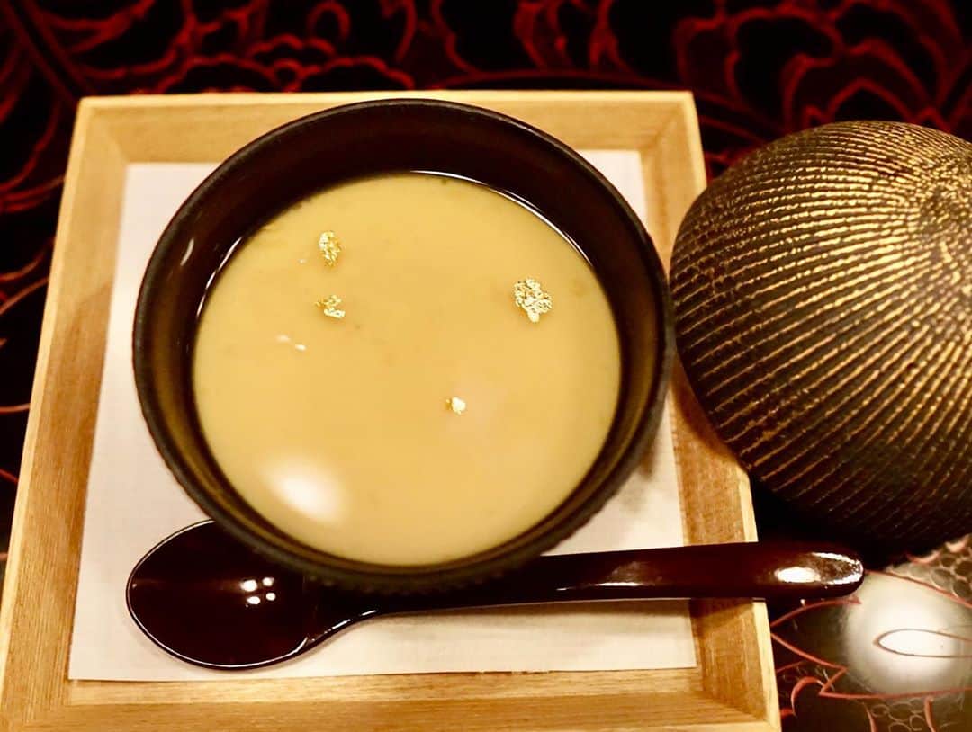 HIROYAさんのインスタグラム写真 - (HIROYAInstagram)「ジムのスポンサードをしてくださっている築地の御料亭「つきじ治作」 @tsukijijisaku 美味しい食事をいただきながら打ち合わせをさせていただきました。  名物の水炊きは鶏肉の出汁が味わい深く、締めの雑炊は感激する美味しさです。 そして今考案中という、その出汁を使ったカレー(写真8枚目)もいただきましたが、トリュフ粉チーズをかけて、カレーだけど出汁を生かした「和」の味わいになっていました。 完成が楽しみです^_^  いろんな国の美味しいご飯がありますが、日本の食事の素晴らしさを実感できるひと時でした。 つきじ治作は素敵な空間で素敵な食事を召し上がれます✨ 特別なひと時に是非ご利用下さい☺️  そして名物の水炊きはオンラインでも販売がございますので、是非ご自宅で本物の味を味わってみてください🍲 また今度ご紹介させていただきます♪ #つきじ治作 #料亭 #懐石 #銀座 #築地 #治作」10月14日 13時36分 - hiroya_tryhard