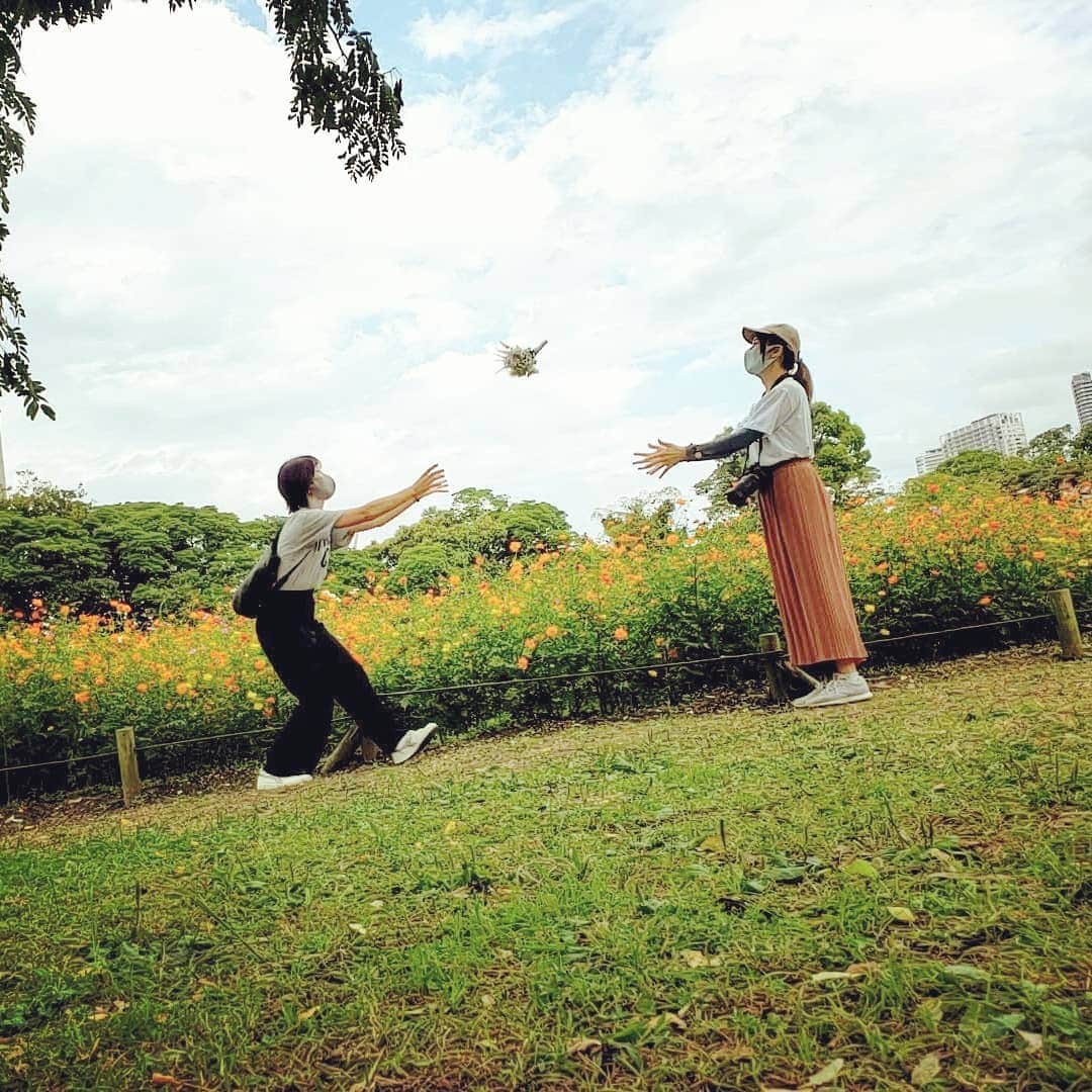 石井寛子のインスタグラム：「コスモス畑を背景に ブーケトスごっこで遊ぶ 関西人二人💐  @michiimichi  と初めて仕事一緒したのは 高校3年のとき。  二人とも上京して あれから20年近くたっても 一緒に色んなこと企てられて 幸せやな～って思った日！」