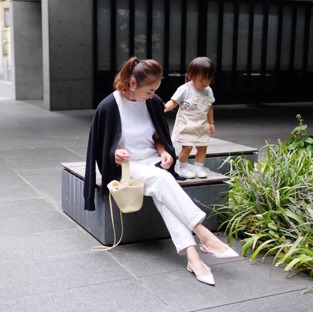 Keikooooooのインスタグラム：「先日のコーデ♡ 娘の教室の日👶🏻 お仕事始まって毎日バタバタ🤼💛 すまして写真撮って貰ってますが、現実は 追いかけっこ🚀です😅 . 👱🏻‍♀️ outer @dolce._official tops、denim @uniqlo #uniqlo  shoes @dior #dior bag @ayako_bag #ayakobag  👶🏻 wear @zarakids #zarakids  shoes @familiar_official #familiar」