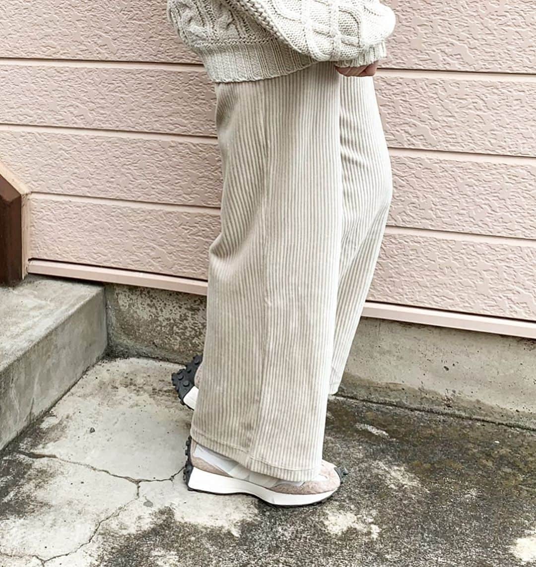 mss713のインスタグラム：「何この楽ちんアイテム👖  #UNIQLO #コーデュロイワイドストレートパンツ  #nb327  #NB  #ootd #outfit #code #coordinate #style #stylepoint  #instafashion」
