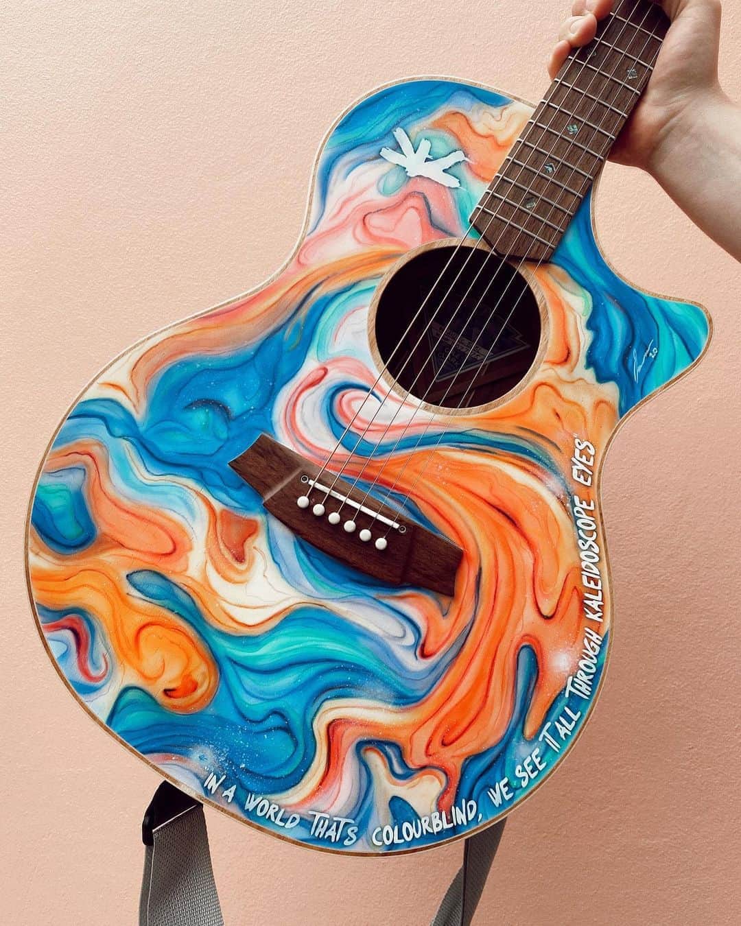 シェパードのインスタグラム：「How cool is George’s guitar. He sent it off to @holdfastguitars in Sydney to get painted and they got extremely creative with it. We all love it.. thanks guys 🙌🏼🙌🏼」