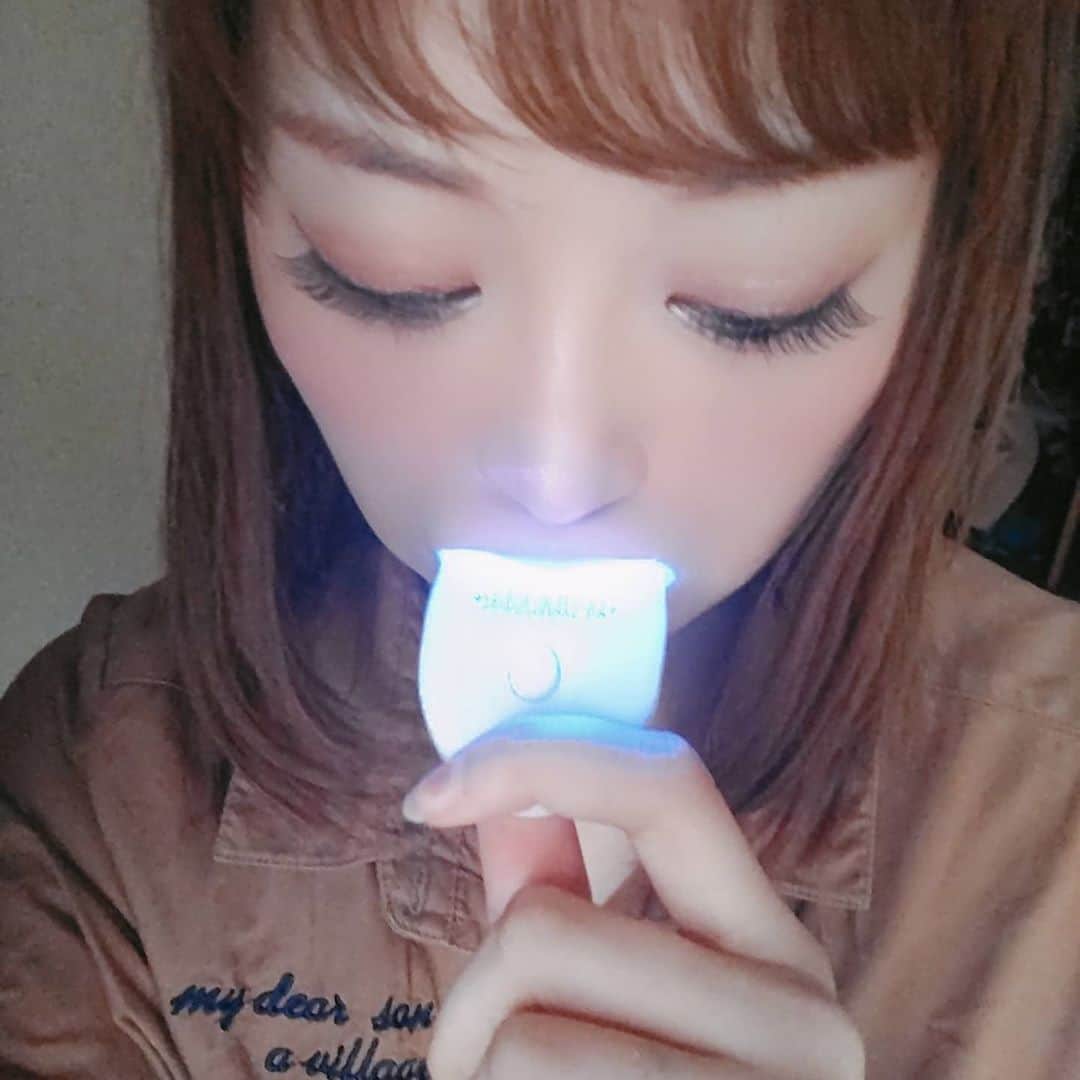 松浦麻里奈さんのインスタグラム写真 - (松浦麻里奈Instagram)「@shiroku.nari_na　♥SHIROKUNARI-NA(シロクナリーナ)  毎日の歯磨きで、汚れ除去 少しずつ徐々に本来の歯の白さ ホワイトニングができる歯磨き粉😁✨  LEDライトを照射することで 酸化チタン&光触媒反応を発生させ、 汚れを分解出来るんだとか🤔👍  ◆まず、ブラシに歯磨粉つけて そのまま60秒ほどLEDライトを当てる！！ ↓ ◆いつも通りに歯磨きゴシゴシ😤🌸 ↓ ◆終わったあと、歯に直接ledライトを60秒当てる！！ (防水やないので、くわえちゃNG)  これだけで簡単にお口のケアᕙ(＠°▽°＠)ᕗ 手順は難しくないけど、 工程は長くなってしまうけど美容の為なら惜しまない😁💕  味はミントの香りで、 泡立ちいいから少量でOK！！ ポイントは丁寧に👍磨くというよりは 一本一本塗っていくつもりで⊂(◉‿◉)つ  #シロクナリーナ #ホームホワイトニング #セルフホワイトニング始めました #ホワイトニングしたい #白い歯になりたい #歯が命 #pr　#歯磨き #歯磨き粉 #ハミガキ#美容 #Beautycare #Beauty #コスメ #コスメ好き #COSMETICS #Cosme#美容好き #毎日のケア #ホワイトニング #ledlights #led #ホームケア #美容機器 #美容好きな人と繋がりたい #美容大好き #フェイスケア #笑顔」10月14日 13時49分 - ay114.831m