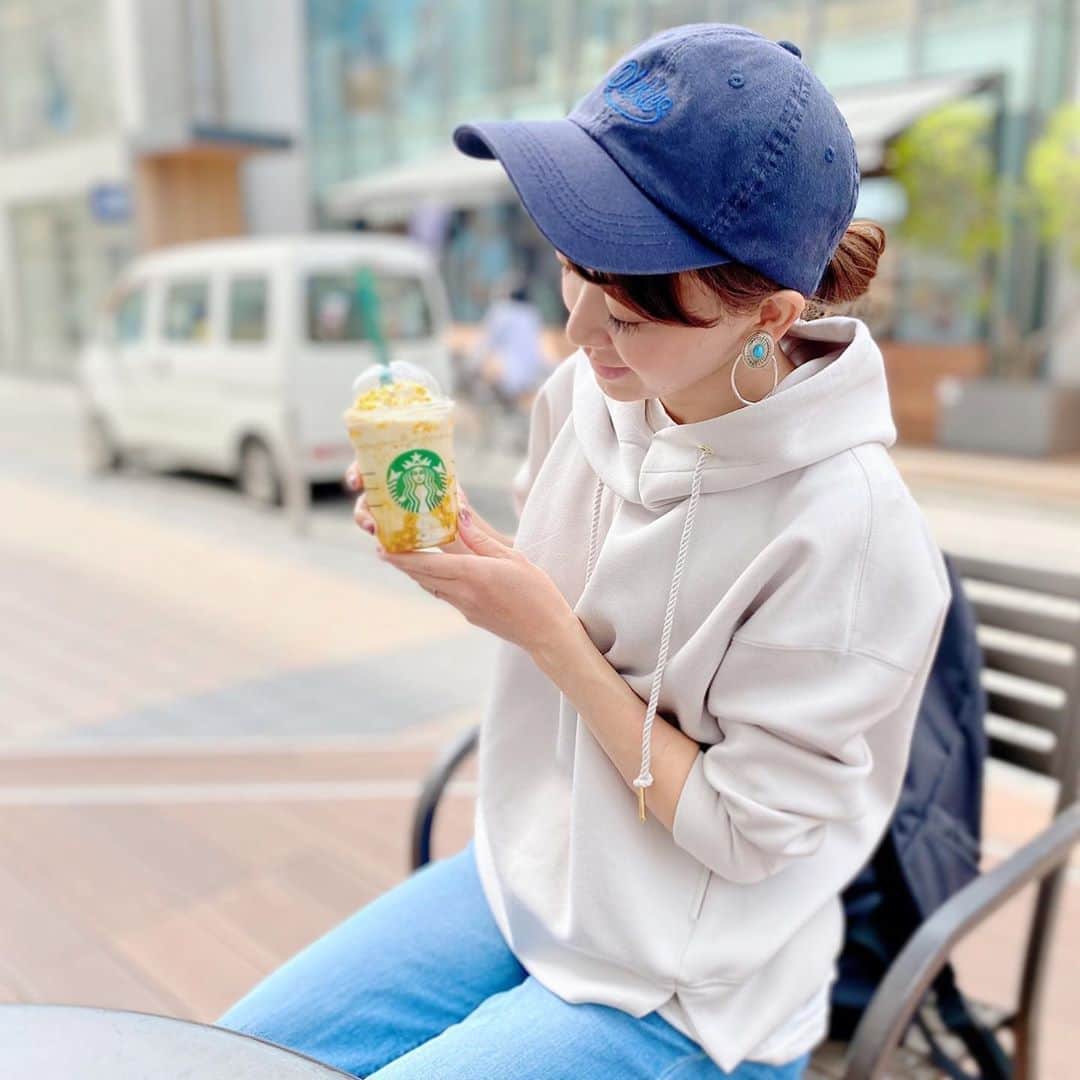 のインスタグラム：「早速スタバの新作フラペチーノを味わう私😁 オータムスイートポテトフラペチーノ🥤✨ 野菜チップのカリカリ食感が👍 店員さんが、わりと甘さ控えめだと仰っていたけれど…甘いは甘いです🤣 でも確かに甘ったるい感じではなく、おすすめのアーモンドミルクに変更すると、さらにサッパリいただけるんだそうですよ☺️  BAYFLOWで頼まれた洋服を買って、乃が美の食パンもgetして…任務終了‼️  吉祥寺に乃が美ができた🥺✨ 嬉しすぎる…😭✨  #岡部玲子 #タレント　#レポーター　#スターバックス　#スタバ新作 #オータムスイートポテトフラペチーノ #吉祥寺　#吉祥寺グルメ #乃が美 #生食パン #bayflow #kichijoji #frappuccino #starbucksjapan」