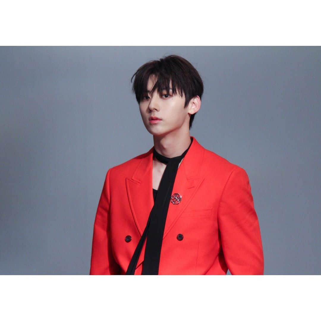 NU'ESTのインスタグラム：「민현 중국 매거진 #WAVES漫潮 10월 화보 비하인드 🦊 #뉴이스트_JR_아론_백호_민현_렌 #NULOΛEstagram #뉴이스트 #NUEST」