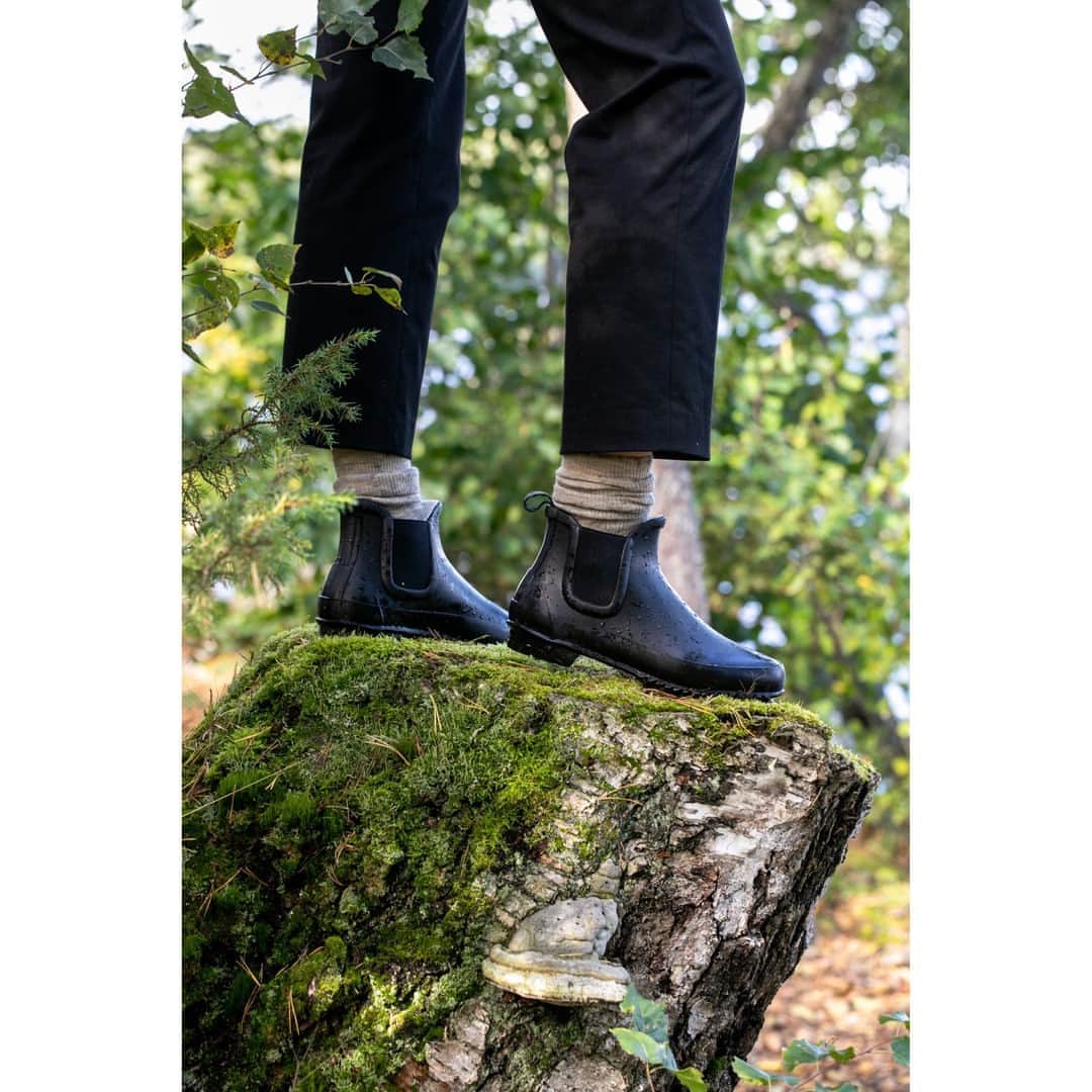 テーリポルキのインスタグラム：「We don't mind the rainy Autumn weather ☔⠀⠀⠀⠀⠀⠀⠀⠀⠀ .⠀⠀⠀⠀⠀⠀⠀⠀⠀ . ⠀⠀⠀⠀⠀⠀⠀⠀⠀ #TERHIPÖLKKI #terhipölkkistore #kämpgarden #scandinaviandesign #finnishdesign #sustainable #sustainablefashion #designfromfinland #finnishfashion #footwear #shoes #rainboot #rubberboot」