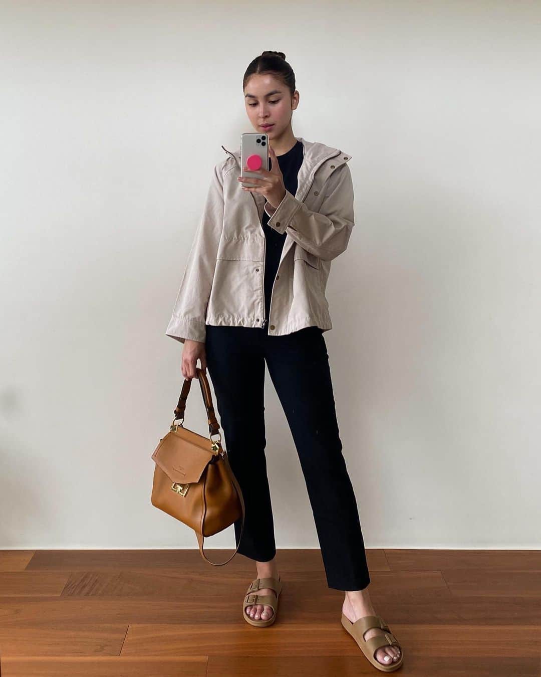 ジュリア バレットのインスタグラム：「The rain can’t stop me from wearing my CACATOÈS @cacatoesph 🤎 Shop for your own pair now at www.cabannaliving.ph 🛒」