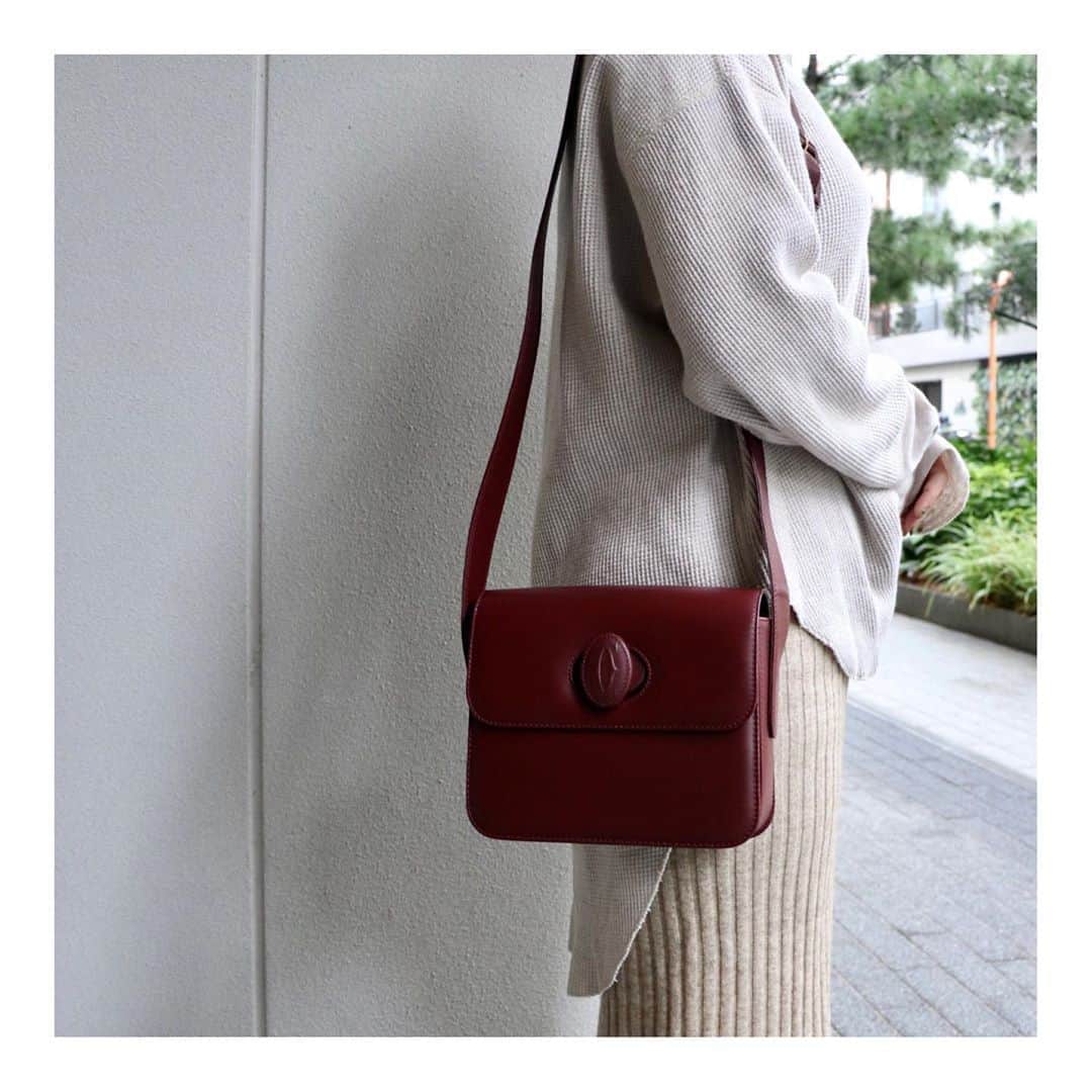 のインスタグラム：「-BAYCREW’S STORE- 👜Cartierのvintage bagが入荷いたしました。  カルティエ伝統のボルドーカラーがとても上品なショルダーバッグです。 どこか懐かしいレトロさが魅力の「vintagebag」 クラシカルなデザインがとても魅力的で高級感が漂います。 普段のスタイリングに取り入れてみてはいかがでしょうか。  📢ベイクルーズストアに新商品が続々と入荷中！﻿ プロフィール欄のURLにてベイクルーズストアを今すぐチェック✔️﻿ ﻿ #hirob﻿ #baycrews﻿ #baycrewsstore ﻿ #cartier #bag #vintage ﻿ #ヒロブ﻿ #ベイクルーズ﻿ #ベイクルーズストア﻿ #カルティエ﻿ #バッグ #ショルダーバッグ #ビンテージ」