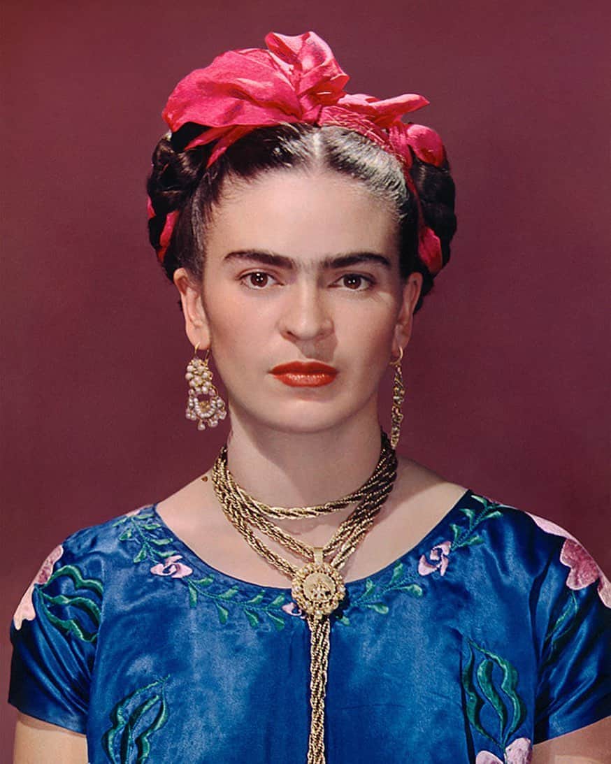 Juxtapoz Magazineさんのインスタグラム写真 - (Juxtapoz MagazineInstagram)「“Frida Kahlo: Appearances Can Be Deceiving,” currently showing at San Francisco’s @deyoungmuseum   📸Nickolas Murray, “Frida in Blue Dress" Nickolas Murry Photo Archives. Image courtesy of the Fine Arts Museums of San Francisco」10月14日 14時15分 - juxtapozmag
