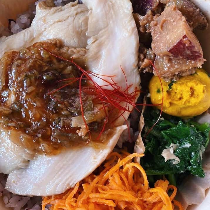 のインスタグラム：「【学大店】  今週よりお弁当が秋仕様になっています😋 夏野菜のキーマカレーが今季終了し、新しく"しっとり鶏ハム弁当"が加わります。また、秋の味覚を存分に味わっていただける副菜が登場しています。ぜひお試しくださいね！ . . ▼NEW！お弁当 ◎しっとり鶏ハム弁当 米沢郷の鶏のムネ肉を自家製のタレに漬け込み、65℃で1時間じっくりと味を染み込ませました。しっとりとした食感と素材の旨味が魅力の鶏ハムには、きのこと野菜を贅沢に使用したさっぱりとしたタレを添えて。  #foodandcompany  #フードアンドカンパニー  #旬の野菜　 #まごころふれあい農園  #お弁当 #秋メニュー」
