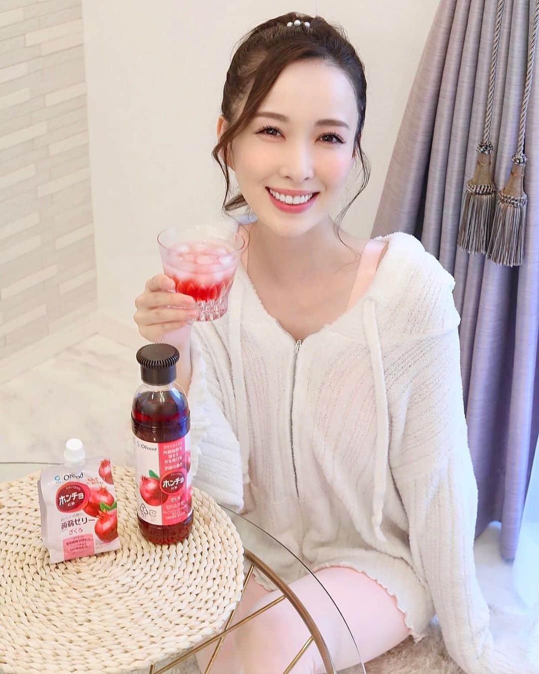 瀬戸早妃のインスタグラム：「私の大大大〜好きな健康ドリンク❤️ デサンジャパンさんの『ホンチョ』をご紹介します🥰✨ . 甘すぎなくてさっぱり飲みやすい上に、機能性表示食品で内臓脂肪を減らすのを助ける酢酸が入っているのです♪ . いつもは炭酸水で割って飲んでいますが、寝る前にはあったかいお湯や牛乳で割っても美味しいですよ🥛 . そして、機能性表示食品ではないけれど小腹が空いたときに食べる 「ホンチョ蒟蒻ゼリー」も最高に美味しいの〜🥰 美味しすぎてやめられない❣️ . ざくろ、青りんご、いちご&グレ ープフルーツ、ビーツ&レモン の4種類の味があるので、お気に入りを見つけてね🍷✨ ​ 楽しくおいしく健康に美しくなりたい人に是非チェックして欲しいです♪ ​ 10月25日まで 大象ジャパン公式インスタフォロー&いいねでホンチョ【飲むお酢ホンチョ 500ml 4本セット(ざくろ/青りんご/いちご&グレ ープフルーツ/ビーツ&レモン) 】が当たるプレゼントキャンペーンを実施中なので、公式アカウント　@ofood_jp を是非チェックしてみて下さいね💕 . ​ #デサンで韓国気分 #ホンチョ #紅酢 #お酢ドリンク #飲むお酢 #フルーツビネガー #ざくろ酢 #イソマルトオリゴ糖 #健康ドリンク #ダイエット生活 #韓国美容 #美容習慣 #美容ドリンク #腸活 #美腸 #韓国料理レシピ #簡単レシピ #インナービューティー #フーディーテーブル #料理写真 #わたしのおいしい写真 #韓国料理大好き #韓国料理 #韓国グルメ #韓国好きな人と繋がりたい #finc #fincアンバサダー #pr」