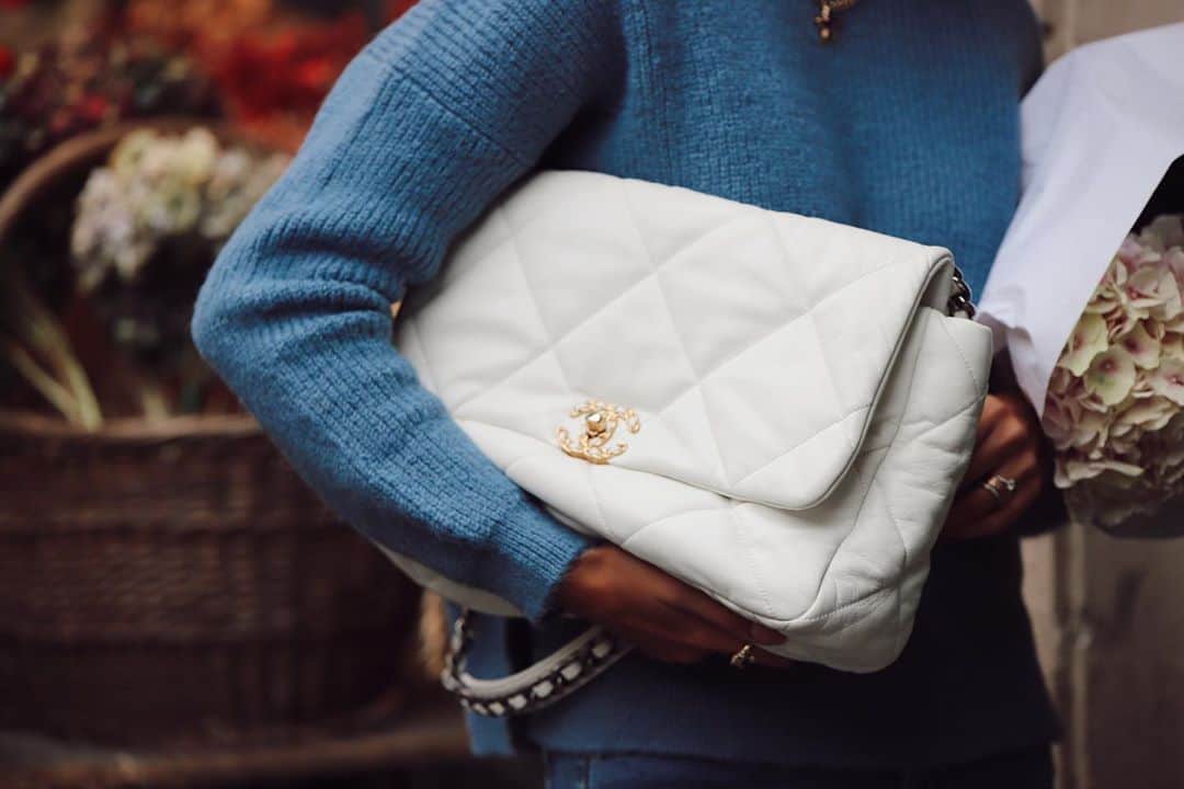 ジョアナ・サンスのインスタグラム：「Me encantan los bolsos donde puedes llevar de todo y no encontrar nada 🤪  ¿Saben una cosa? Tengo manía de siempre llevar algún snack (o varios), por lo que pueda pasar🤷🏽‍♀️  ¿Y ustedes? ¿Qué llevan siempre “fuera de lo habitual”?  #accessories #baglover」