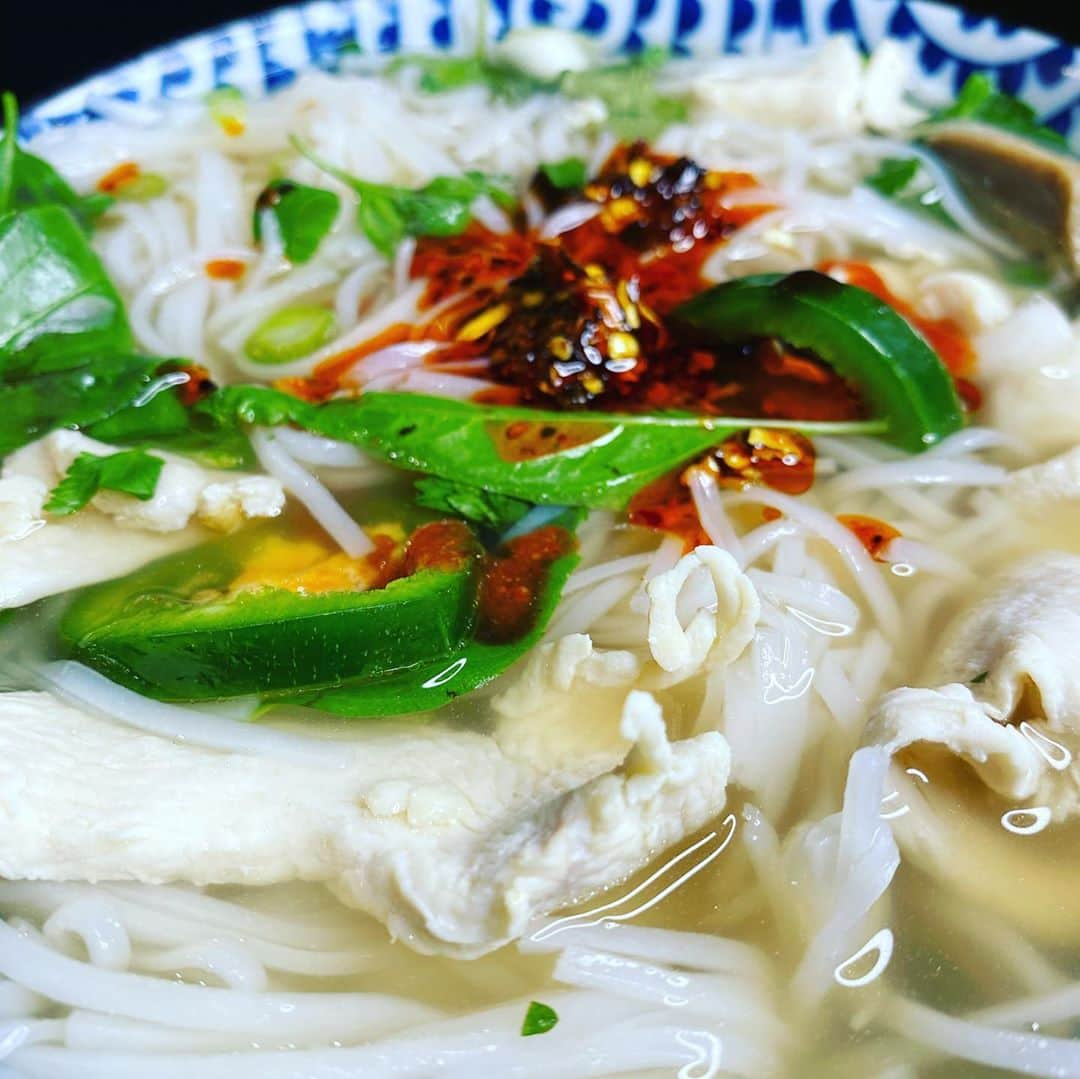 ケリスさんのインスタグラム写真 - (ケリスInstagram)「GOLD MINE BOX #11 LINK IN BIO this recipe is sooooooo easy and satisfying!!!! It's a pho hack you're gonna love and need in your life this winter.  Ok here it goes  32 oz liquid it can be water or stock of your choice  -1 inch piece of raw ginger  -1/2 onion  -1/4 lime  -1 basil stem or basil oil  -4 garlic cloves  -1 bush fresh cilantro  -2Tbl garlic honey soy seasoning (box 11) -1 heaping Tbl Asian fusion (box 11 )  You can lightly cook your seasonings and herbs in your pot with a tsp of chili oil or coconut oil before you add your stock . Make into a paste and Cook for 3-5 minutes . Then add your stock or water . Add the garlic , onion and ginger . Boil for about 10 min . While that comes to a boil . Get your veg or meat ready . Slice very thin. Once stock comes to a boil add your noodles they can be soba or vermicelli. Whatever your preference . Add your protein , squeeze your lime and top with fresh cilantro and basil and a little BOUNTY&FULL TRUTH HABANERO HOT SAUCE . Viola ! Go to bountyandfull.com to order GOLD MINE BOX #asianfood #fresh #cheflife #quarantinelife #betterthentakeout #delicious #farmlife #goodhealth #goodfood #foodporn #food @bountyandfull ITS A LIFESTYLE ♥️」10月14日 5時22分 - kelis