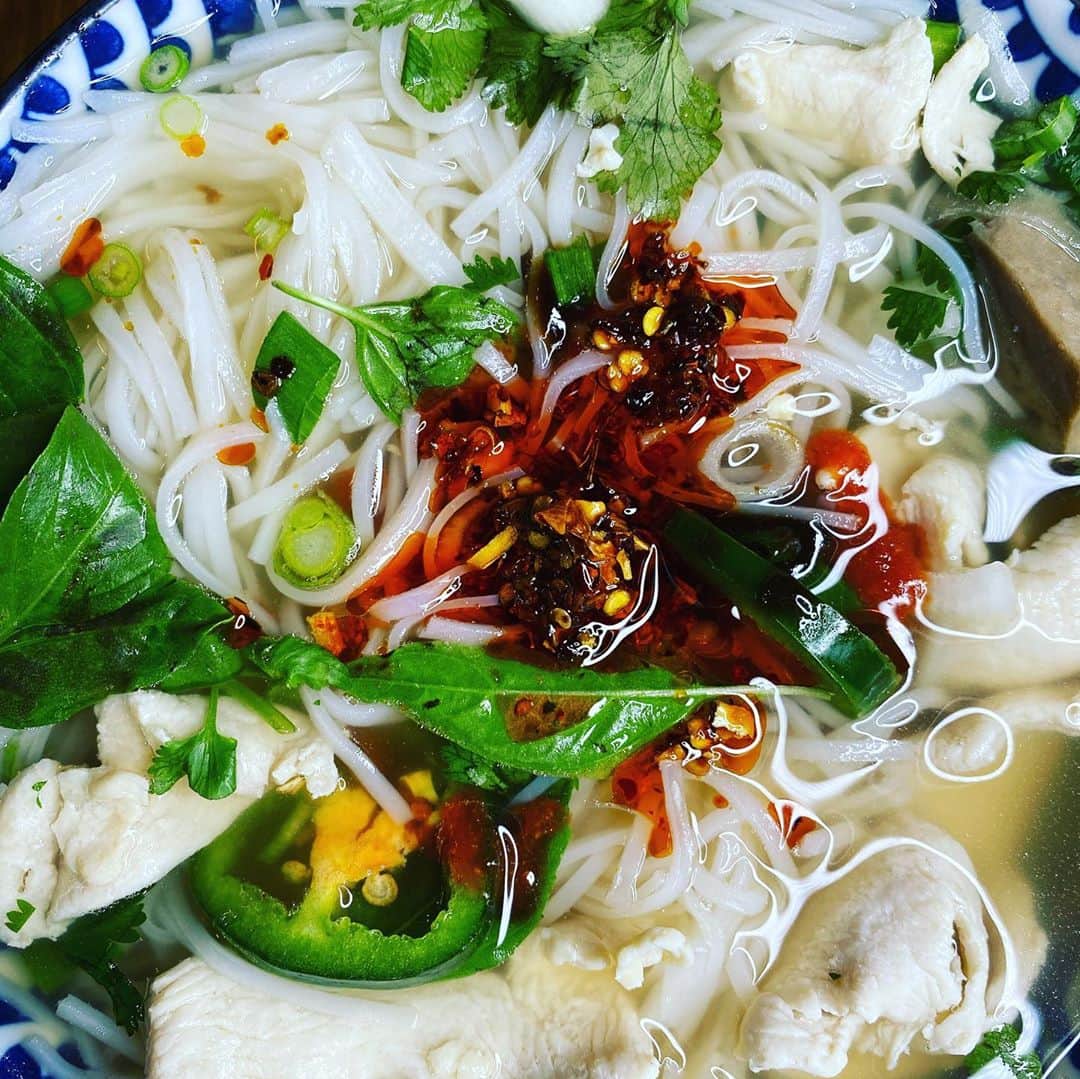 ケリスのインスタグラム：「GOLD MINE BOX #11 LINK IN BIO this recipe is sooooooo easy and satisfying!!!! It's a pho hack you're gonna love and need in your life this winter.  Ok here it goes  32 oz liquid it can be water or stock of your choice  -1 inch piece of raw ginger  -1/2 onion  -1/4 lime  -1 basil stem or basil oil  -4 garlic cloves  -1 bush fresh cilantro  -2Tbl garlic honey soy seasoning (box 11) -1 heaping Tbl Asian fusion (box 11 )  You can lightly cook your seasonings and herbs in your pot with a tsp of chili oil or coconut oil before you add your stock . Make into a paste and Cook for 3-5 minutes . Then add your stock or water . Add the garlic , onion and ginger . Boil for about 10 min . While that comes to a boil . Get your veg or meat ready . Slice very thin. Once stock comes to a boil add your noodles they can be soba or vermicelli. Whatever your preference . Add your protein , squeeze your lime and top with fresh cilantro and basil and a little BOUNTY&FULL TRUTH HABANERO HOT SAUCE . Viola ! Go to bountyandfull.com to order GOLD MINE BOX #asianfood #fresh #cheflife #quarantinelife #betterthentakeout #delicious #farmlife #goodhealth #goodfood #foodporn #food @bountyandfull ITS A LIFESTYLE ♥️」