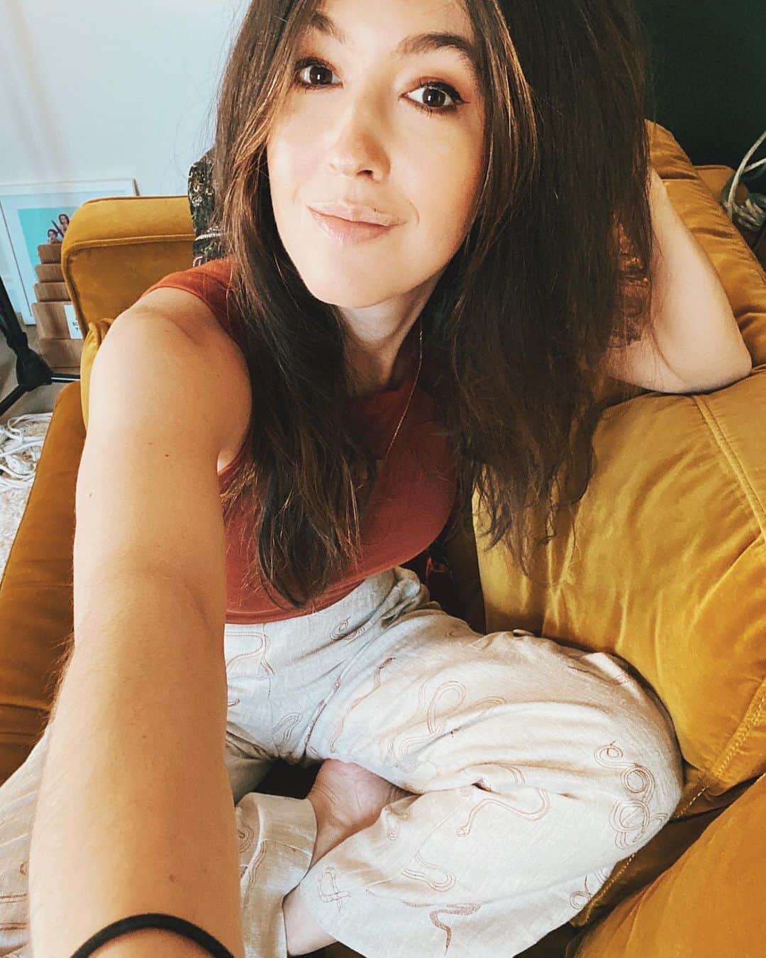 ケイト・ボイージェルのインスタグラム：「day 2 of successfully wearing Pants That Aren’t Jeans™️ (or sweatpants for that matter lol). I was def intimidated by non-jean pants for years but now I’m kind of majorly feeling them. These ones are a @palomawool find from @depop and they have snakes all over them 🐍 also @bretthughes6 I think this is where your hair tie went sorry lol」
