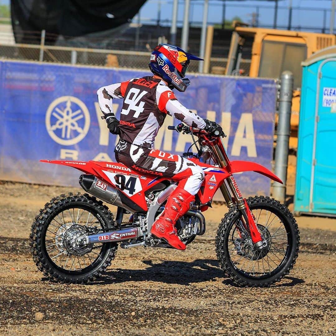 ケン・ロックゼンのインスタグラム：「Rad day with the crew on the new steed🤙🏽 @honda_racing_us  📸 @zoidphotos」