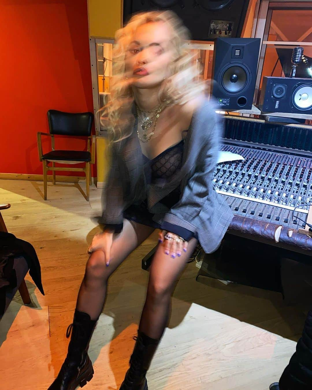 リタ・オラさんのインスタグラム写真 - (リタ・オラInstagram)「💥Studio to quick shoot back to studio 💥 #sameroom #mindblownlol」10月14日 5時29分 - ritaora