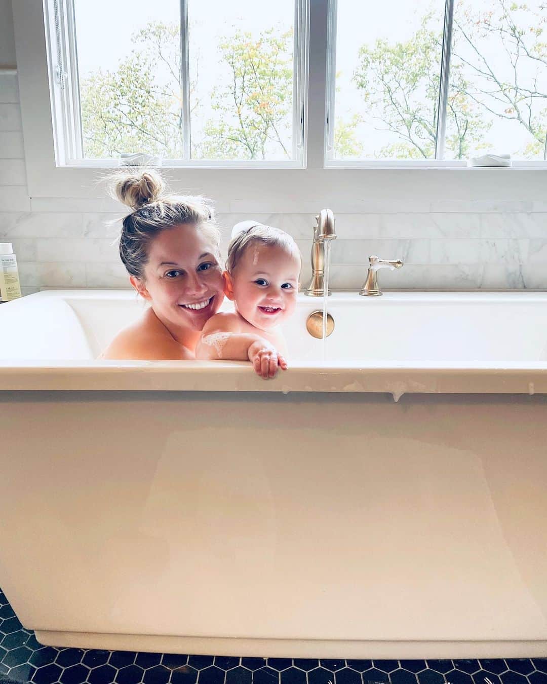 ショーン・ジョンソンさんのインスタグラム写真 - (ショーン・ジョンソンInstagram)「Bubble baths with my baby 😊😍🥺 #girls #mamasgirl @drewhazeleast」10月14日 5時30分 - shawnjohnson