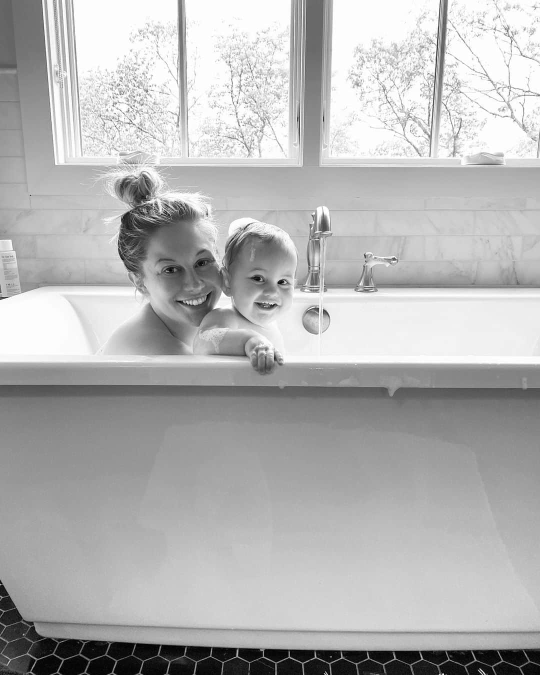 ショーン・ジョンソンさんのインスタグラム写真 - (ショーン・ジョンソンInstagram)「Bubble baths with my baby 😊😍🥺 #girls #mamasgirl @drewhazeleast」10月14日 5時30分 - shawnjohnson