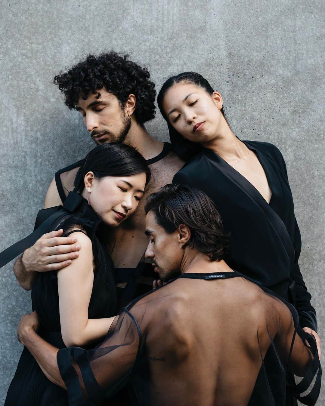 のインスタグラム：「🖤🖤🖤🖤 Photo by @melika.dez 📸❤️ Outfits by @denisgagnon.ca 👗👕 #dancers #photography #friends #love #forever」