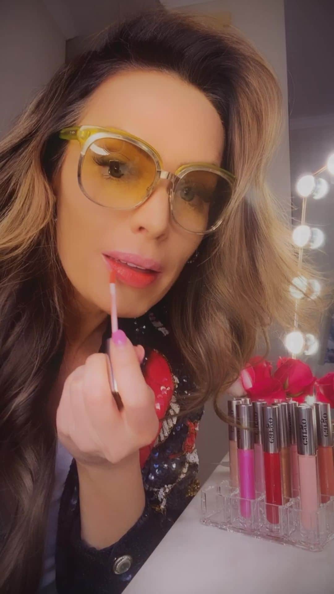 アンナ・ハウスのインスタグラム：「Touring the Vanity with Lip Essentials. That’s a wrap 😘🌶 Marc Jacobs + Sequins + Rocket 🚀 Man + GUCCI + Céline +CARGO + Travel 🧳 #lipgloss」