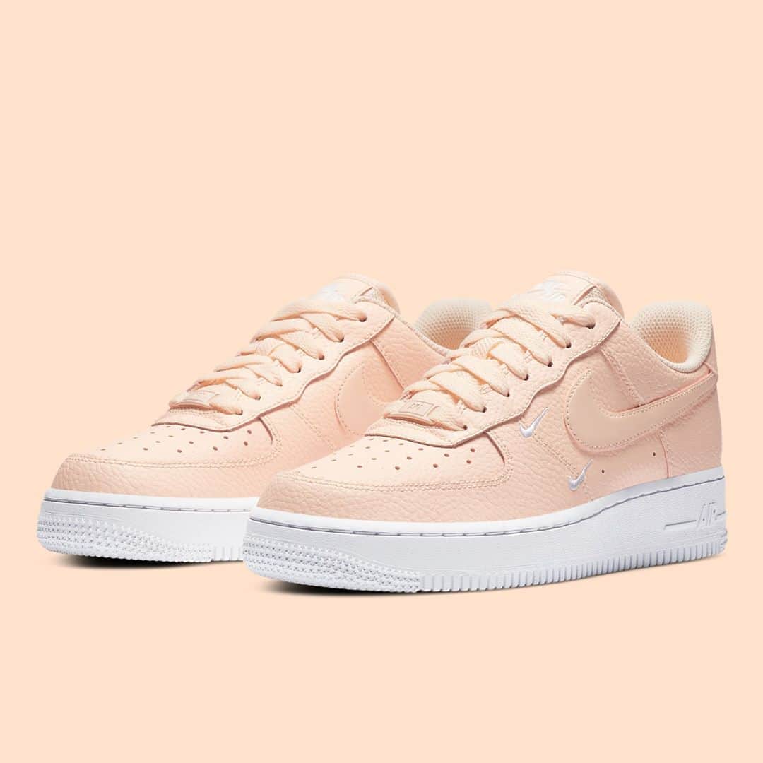 Sneaker Newsさんのインスタグラム写真 - (Sneaker NewsInstagram)「This women's Nike Air Force 1 Low, featuring tumbled leather uppers and miniature Swoosh logos, gets covered in a Melon Tint tonal treatment. Hit the link in our bio to get a closer look.」10月14日 6時01分 - sneakernews