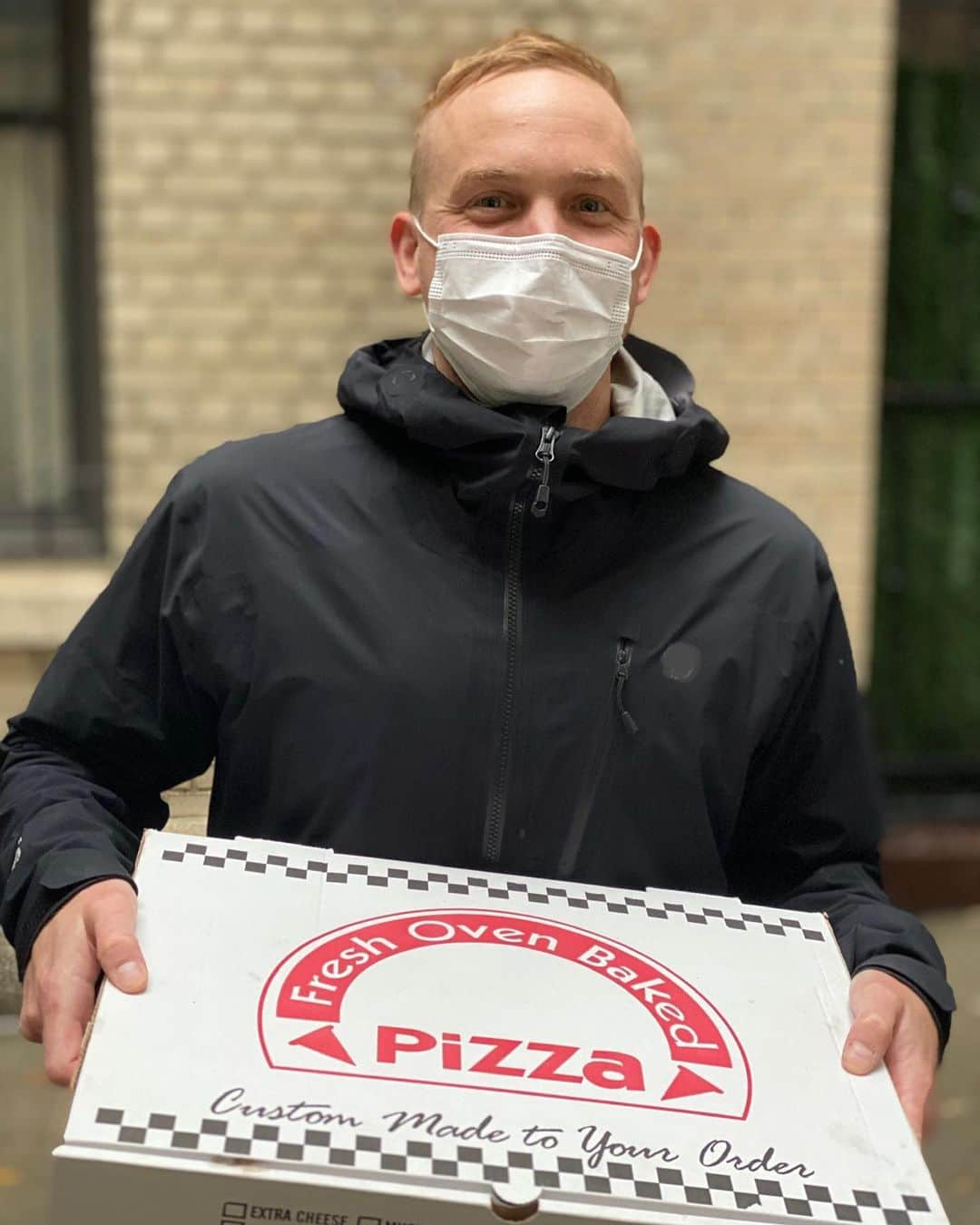 ロビン・ロード・テイラーのインスタグラム：「This week I’m showing some love to @pizzatothepolls! Unfortunately, many people across America have to wait in lines for hours to exercise their democratic right to vote. #PizzaToThePolls keeps these good people fed while they wait! And anyone can donate! Go to the link in their bio (polls.pizza) to help! ❤️🍕❤️」