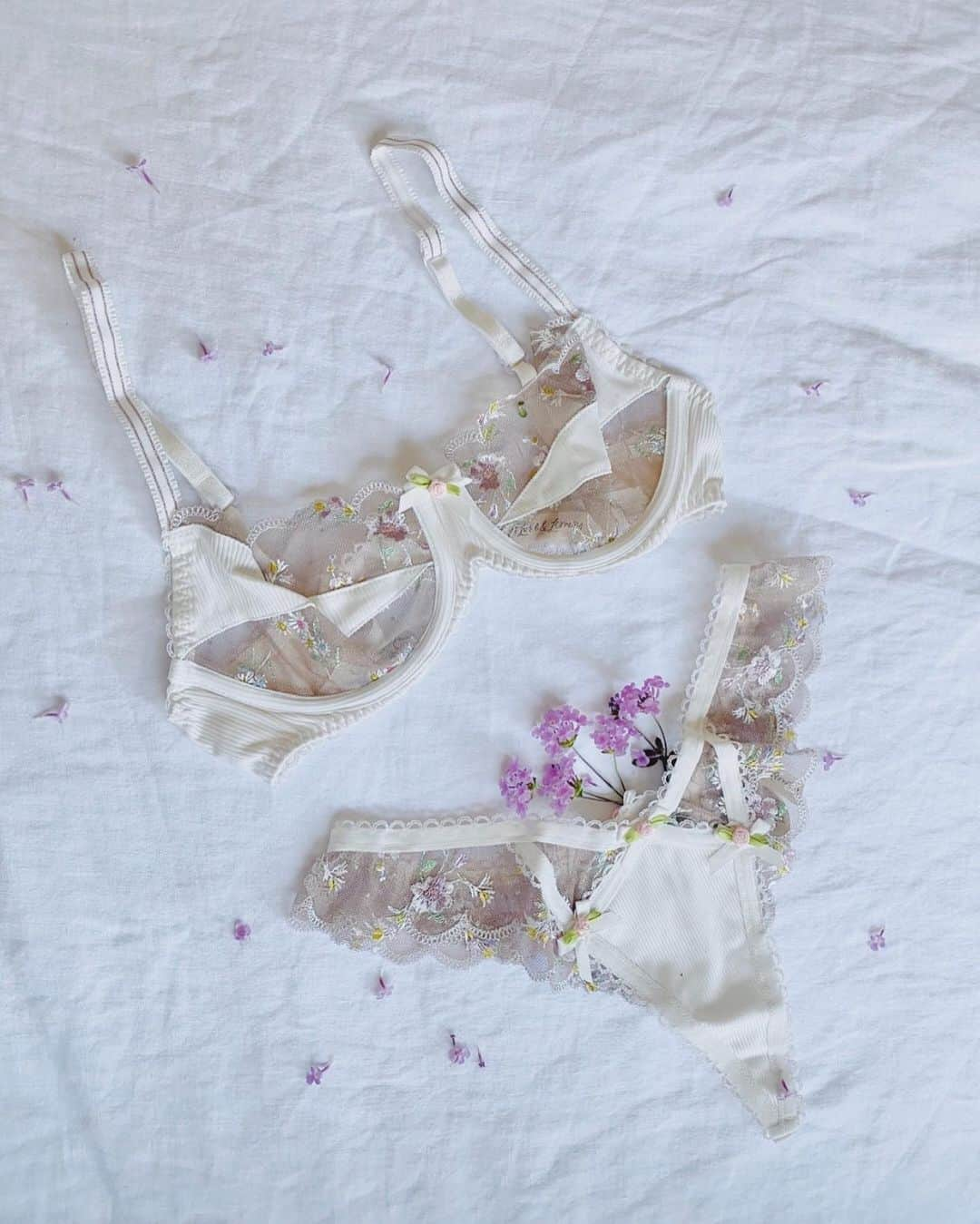 For Love & Lemonsさんのインスタグラム写真 - (For Love & LemonsInstagram)「Nothing but sweet memories // The Mabel Underwire Bra and Thong Panty #FLLFORVS」10月14日 6時13分 - forloveandlemons