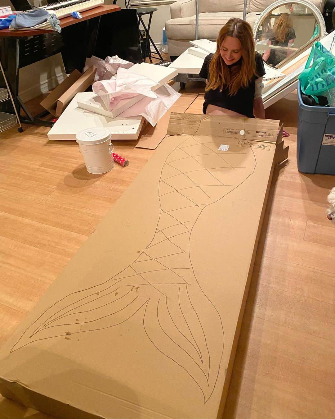 キーリー・マーシャルのインスタグラム：「This is what moving and building furniture in my apartment looks like. 🤷🏼‍♀️」