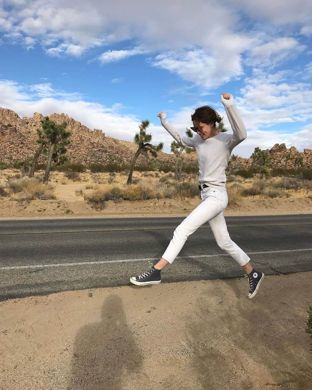 マチルダ・ルッツのインスタグラム：「Think of the happiest things It's the same as having wings  You can fly! You can fly! You can fly... #tb #joshuatree」