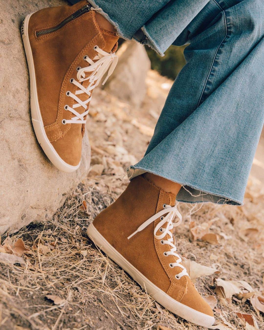 のインスタグラム：「🚨New style alert: the Rockaway High Top.   This low profile high top has a sturdy zipper and soft, vegan shearling for those cool and cozy fall days ahead.」