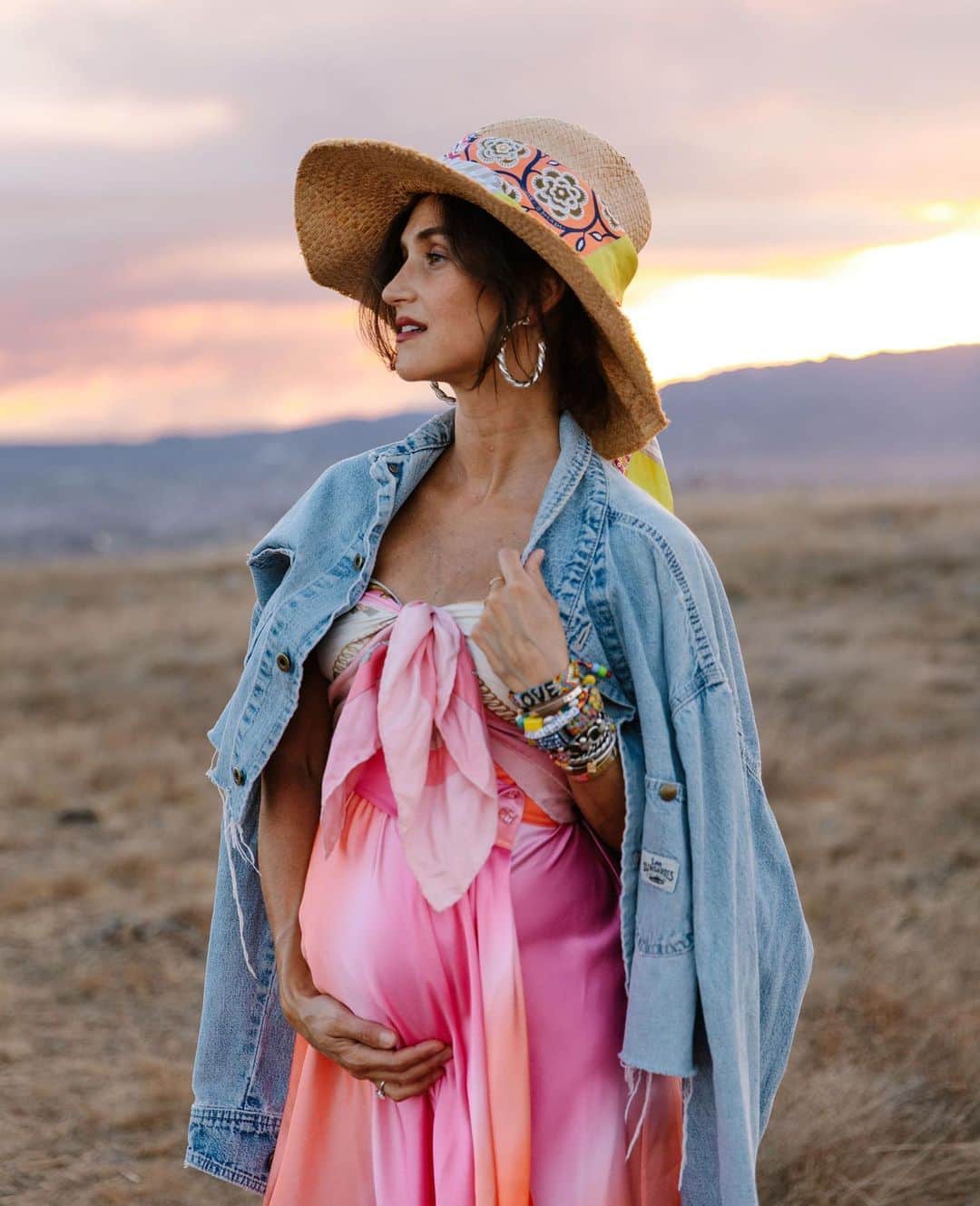 ダニジョーのインスタグラム：「Dressing on the outside how we feel on the inside 🌈 Shop Danni’s sunset look on site now 🛒✨ #BabyZ #dannijogirls」