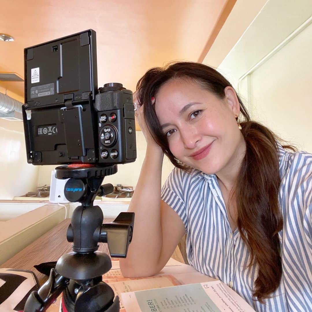 フリーディアのインスタグラム：「Finally filming again!  Please subscribe and click the bell button to be notified when I upload a new video. #backonYouTube  * * また撮影しますよ〜！ 登録とスズのアイコンをクリックすれば新しいビデオをアップしたらお知らせが来るよ！宜しくねー #youtube頑張る　#質問ありがとう　 #comingsoon #youtube #filmingagain #finallyfoundtime #thanksforthequestions #friediamn」