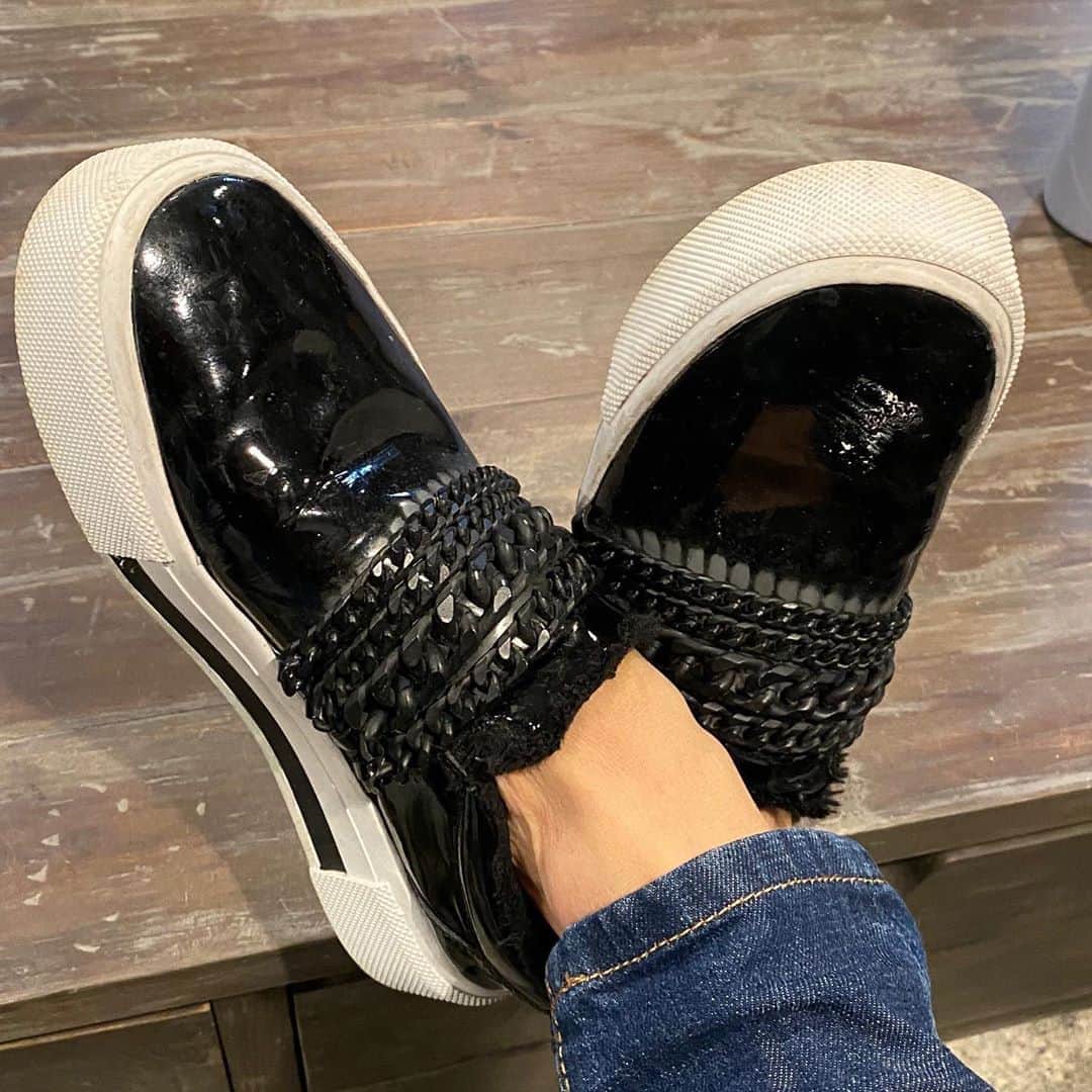 ボビー・ブラウンのインスタグラム：「Happy Feet. In my vintage @kendallandkylie slip ons. #bringback please #platformsneakers」